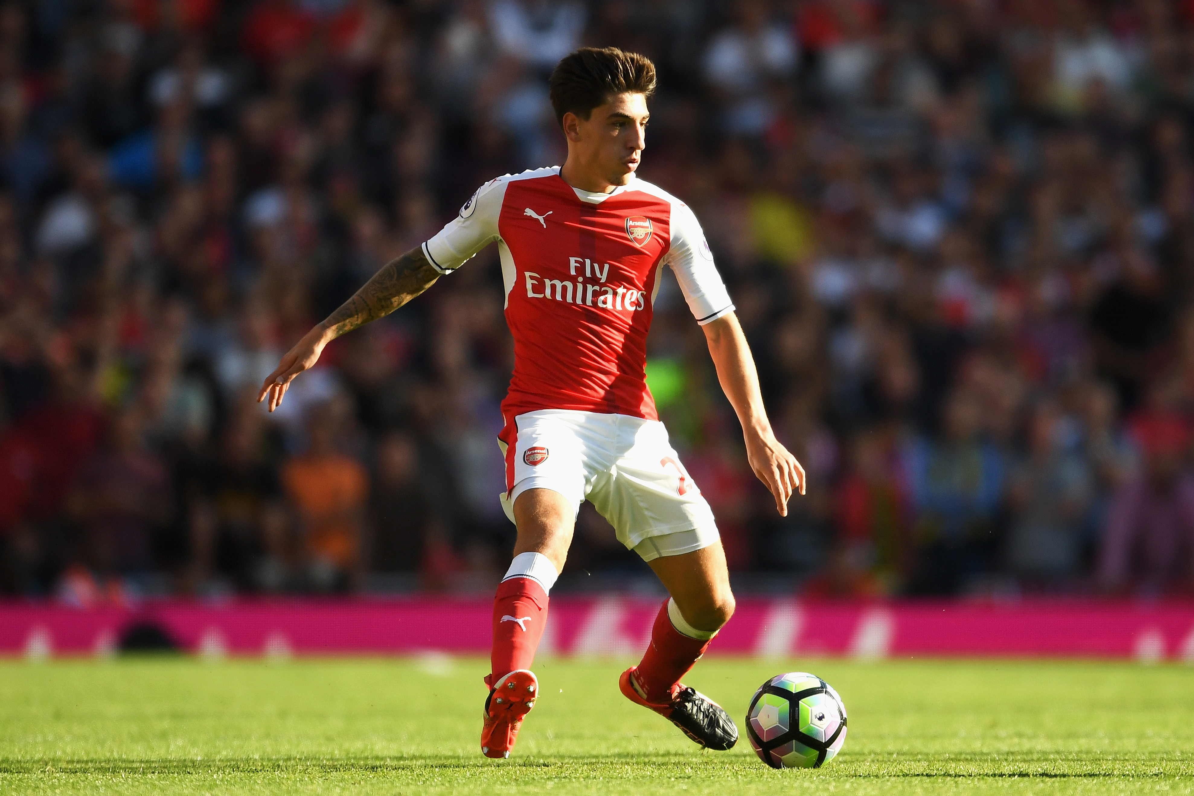LONDON, ENGLAND - AUGUST 14: Hector Bellerin of Arsenal in action during the Premier League match between Arsenal and Liverpool at Emirates Stadium on August 14, 2016 in London, England. (Photo by Mike Hewitt/Getty Images)