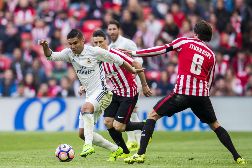 BILBAO, SPAIN - MARCH 18: Casemiro of Real Madrid competes for the ball with Ander Iturraspe of Athletic Club during the La Liga match between Athletic Club Bilbao and Real Madrid at San Mames Stadium on on March 18, 2017 in Bilbao, Spain. (Photo by Juan Manuel Serrano Arce/Getty Images)