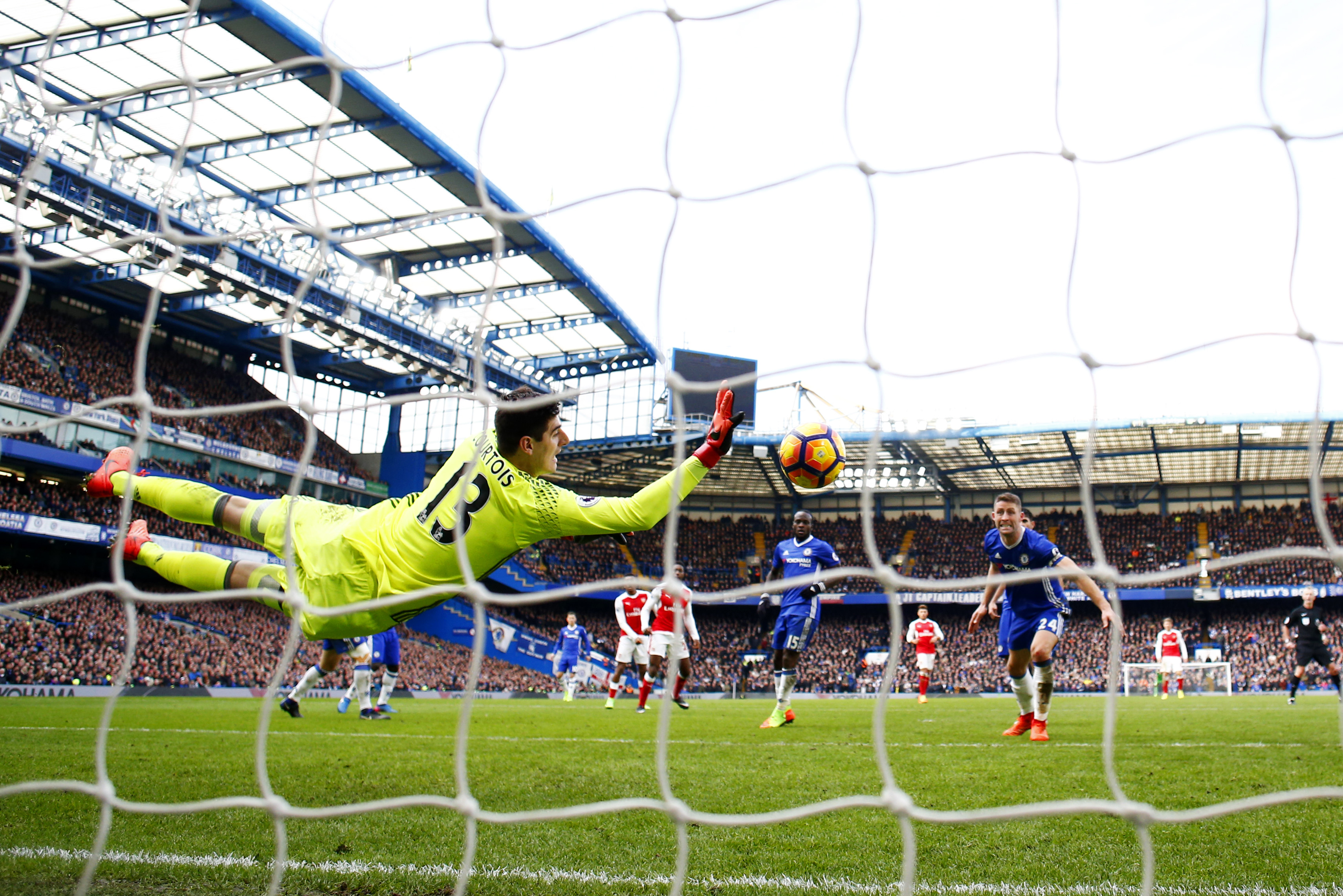 LONDON, ENGLAND - FEBRUARY 04: Thibaut Courtois of Chelsea makes a save during the Premier League match between Chelsea and Arsenal at Stamford Bridge on February 4, 2017 in London, England. (Photo by Clive Rose/Getty Images)