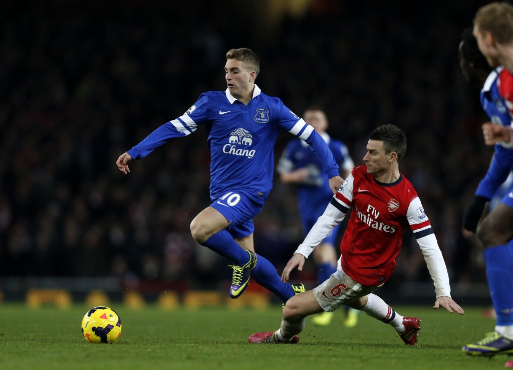 Everton's Spanish striker Gerard Deulofeu (C) vies for the ball against Arsenal's French defender Laurent Koscielny (R) during the Premier League football match at the Emirates Stadium in London on December 8, 2013. The game ended in a 1-1 draw. AFP PHOTO / ADRIAN DENNIS == RESTRICTED TO EDITORIAL USE. NO USE WITH UNAUTHORIZED AUDIO, VIDEO, DATA, FIXTURE LISTS, CLUB/LEAGUE LOGOS OR LIVE SERVICES. ONLINE IN-MATCH USE LIMITED TO 45 IMAGES, NO VIDEO EMULATION. NO USE IN BETTING, GAMES OR SINGLE CLUB/LEAGUE/PLAYER PUBLICATIONS == (Photo credit should read ADRIAN DENNIS/AFP/Getty Images)