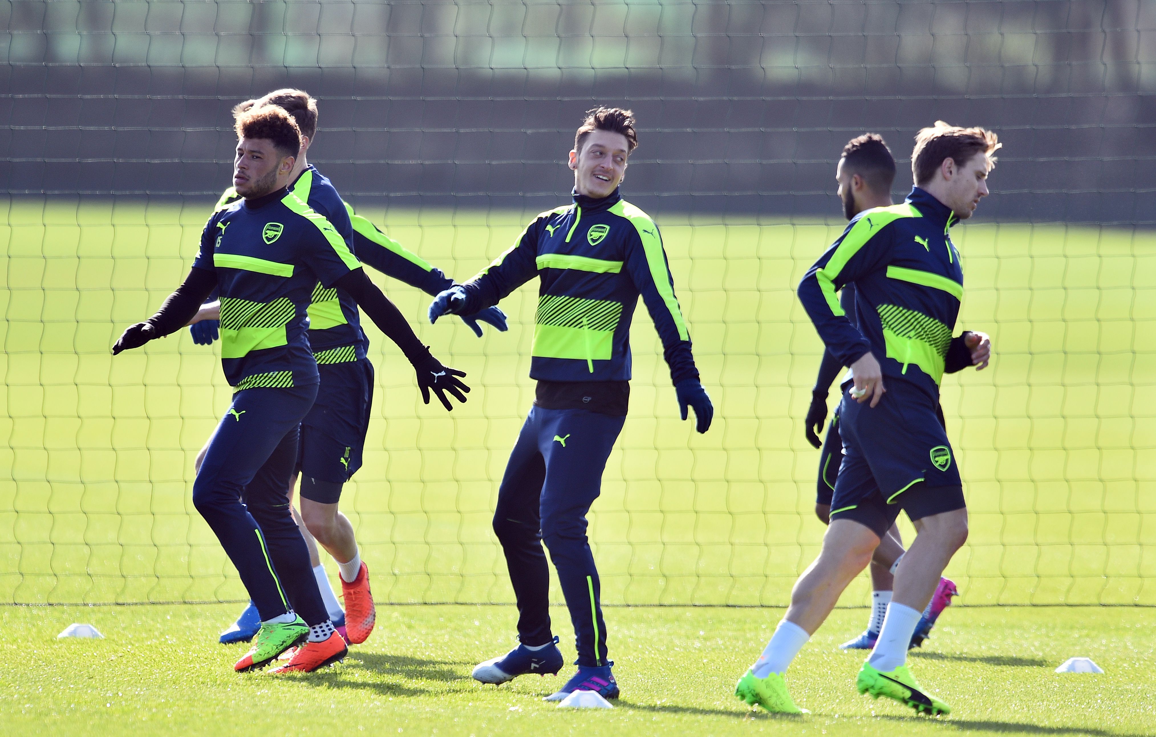 Arsenal's German midfielder Mesut Ozil (C) takes part in a training session ahead of their UEFA Champions League round of 16 second leg football match against Bayern Munich at Arsenal's London Colney training ground on March 6, 2017. / AFP PHOTO / GLYN KIRK (Photo credit should read GLYN KIRK/AFP/Getty Images)