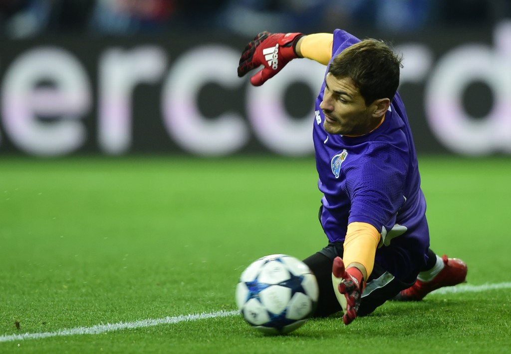 Porto's Spanish goalkeeper Iker Casillas warms-up during the UEFA Champions League round of 16 second leg football match FC Porto vs Juventus at the Dragao stadium in Porto on February 22, 2017. / AFP / MIGUEL RIOPA (Photo credit should read MIGUEL RIOPA/AFP/Getty Images)