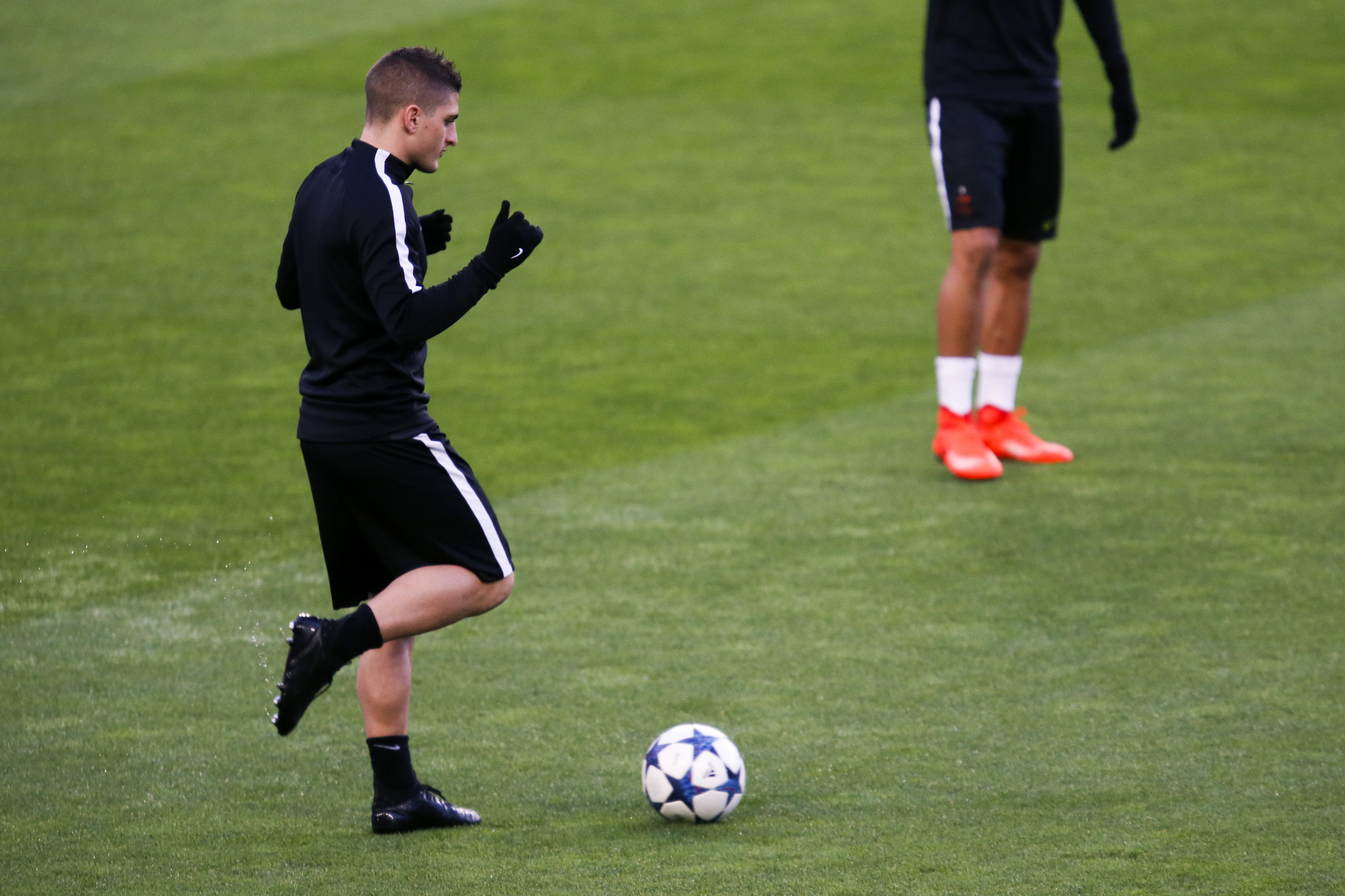 Paris Saint-Germain's Italian midfielder Marco Verratti attends a training session at the Camp Nou stadium in Barcelona on March 7, 2017 on the eve of the UEFA Champions League football match between FC Barcelona and Paris Saint-Germain. / AFP PHOTO / PAU BARRENA (Photo credit should read PAU BARRENA/AFP/Getty Images)