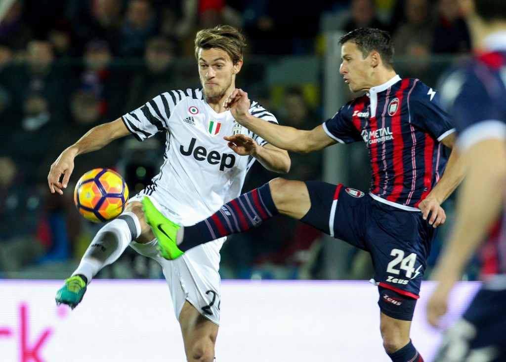 Juventus' Italian defender Daniele Rugani (L) vies for the ball with Crotone's Bulgarian midfielder Aleksandar Tonev during the Italian Serie A football match FC Crotone vs Juventus FC on February 8 2017 at the Ezio Scida Stadium. / AFP / CARLO HERMANN (Photo credit should read CARLO HERMANN/AFP/Getty Images)