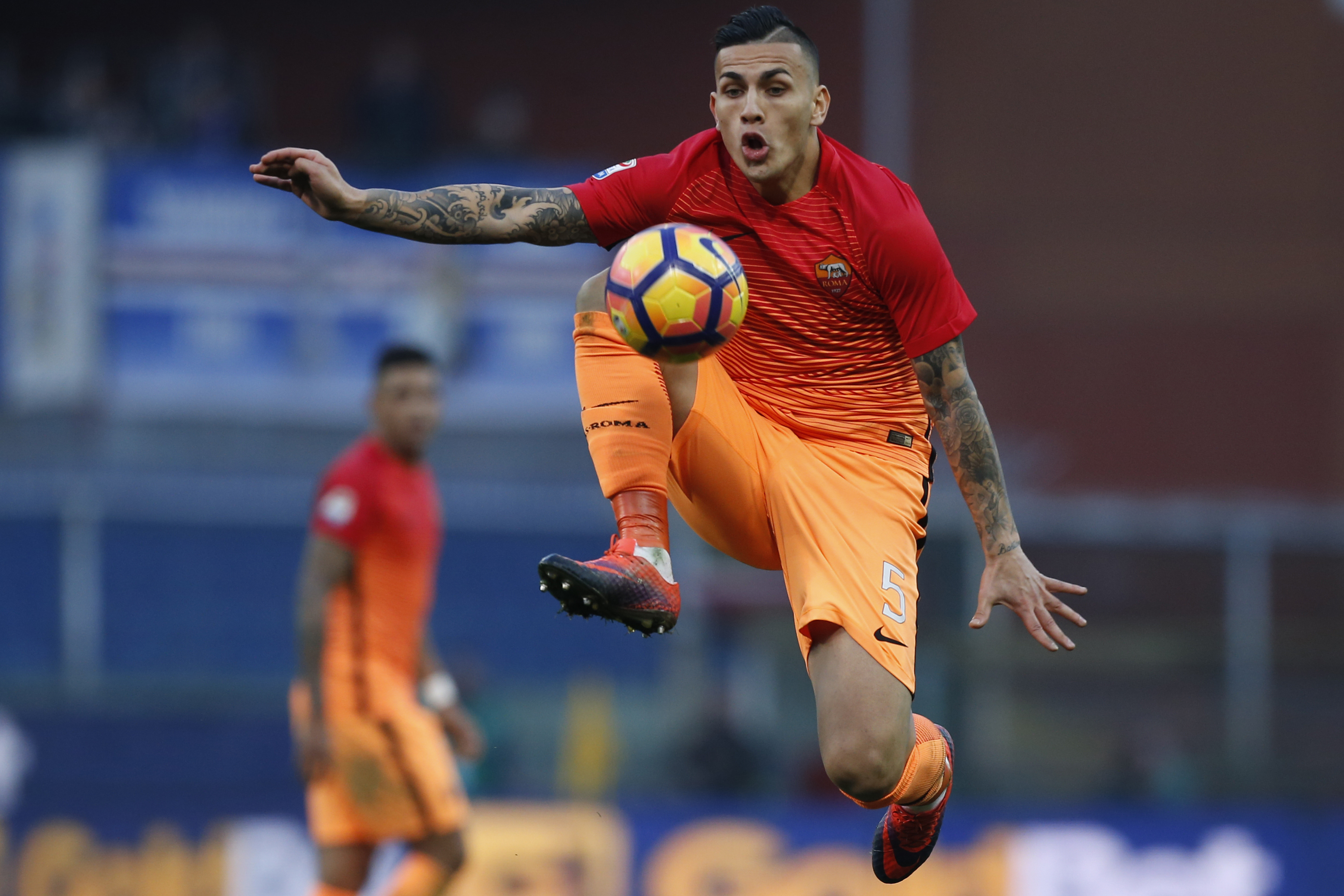 AS Roma's Leandro Paredes controls the ball during the Italian Serie A football match Sampdoria Vs As Roma on January 29, 2017 at the 'Luigi Ferraris' stadium in Genoa. / AFP PHOTO / Marco BERTORELLO (Photo credit should read MARCO BERTORELLO/AFP/Getty Images)