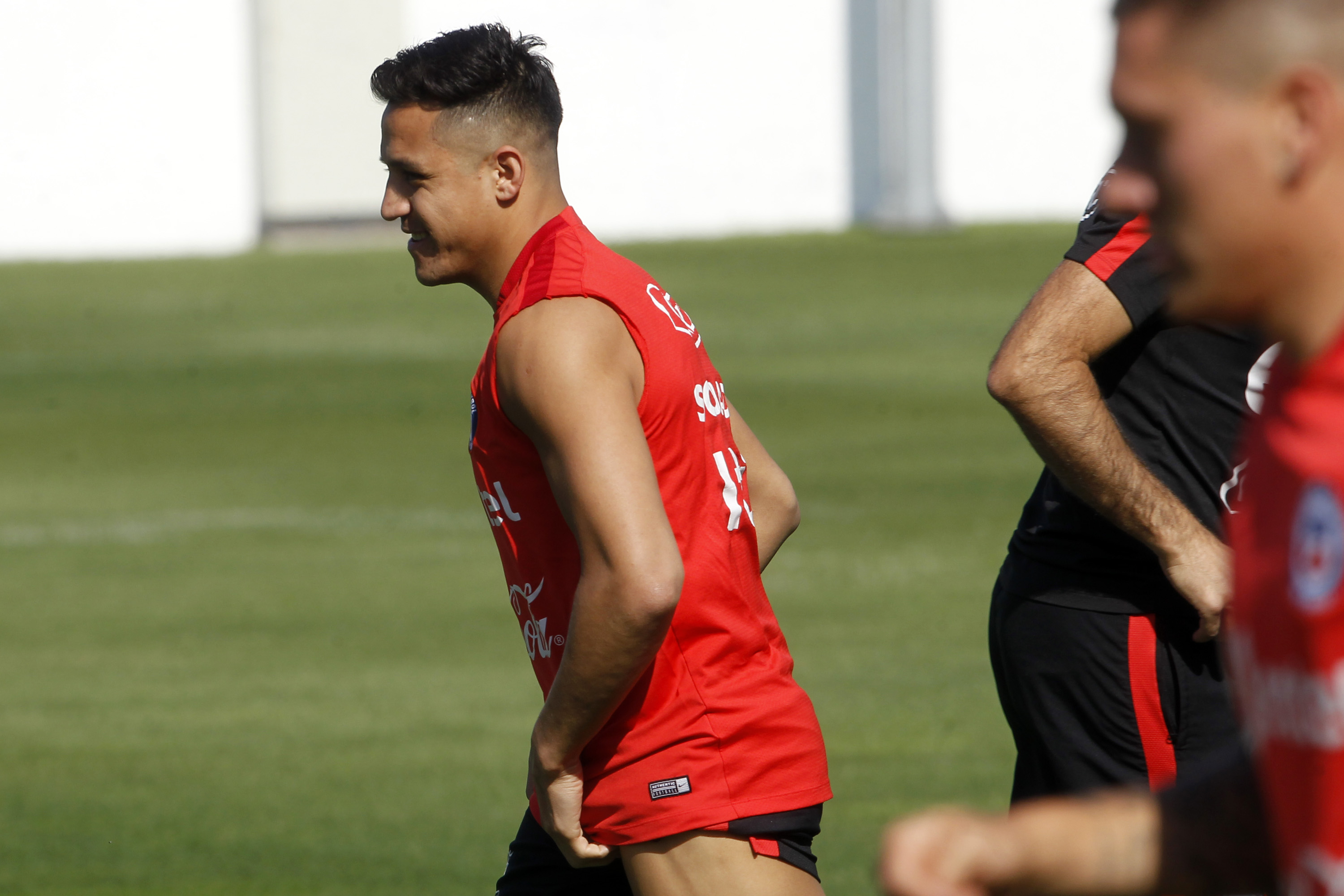 Chile's footballer Alexis Sanchez takes part in a training session in Santiago, on March 21, 2017 ahead of their FIFA World Cup South American qualifier matches against Argentina and Venezuela. / AFP PHOTO / CLAUDIO REYES (Photo credit should read CLAUDIO REYES/AFP/Getty Images)