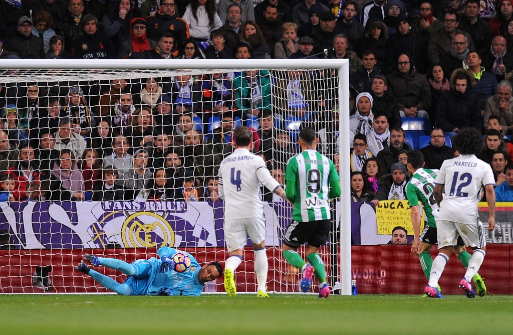 MADRID, SPAIN - MARCH 12: Keylor Navas of Real Madrid lets the ball slip through his hands for Real Betis to score their 1st goal during the La Liga match between Real Madrid CF and Real Betis Balompie at Estadio Santiago Bernabeu on March 12, 2017 in Madrid, Spain. (Photo by Denis Doyle/Getty Images)