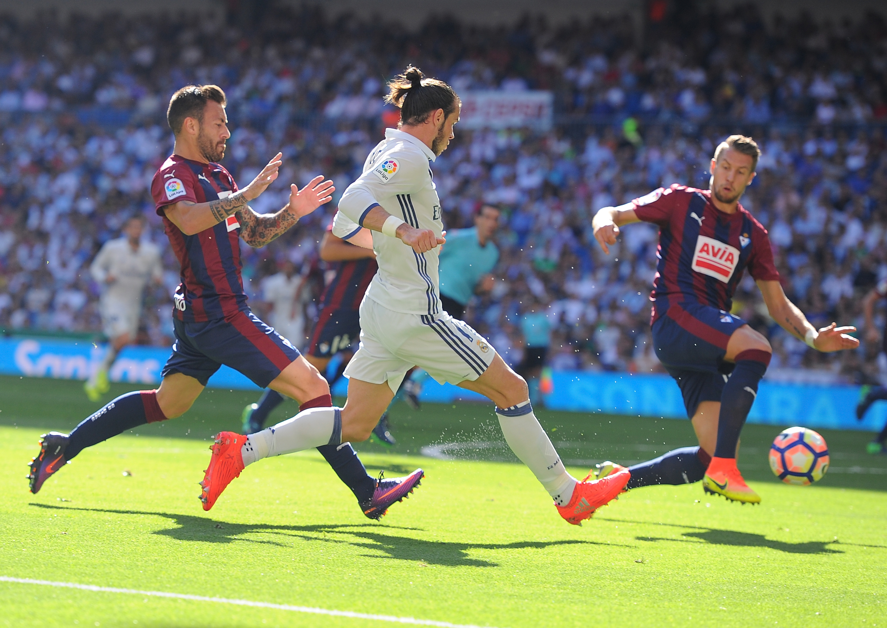 MADRID, SPAIN - OCTOBER 02: Gareth Bale of Real Madrid beats Antonio Luna of SD Eibar in action during the La Liga Match between Real Madrid CF and SD Eibar at estadio Santiago Bernabeu on October 2, 2016 in Madrid, Spain. (Photo by Denis Doyle/Getty Images)