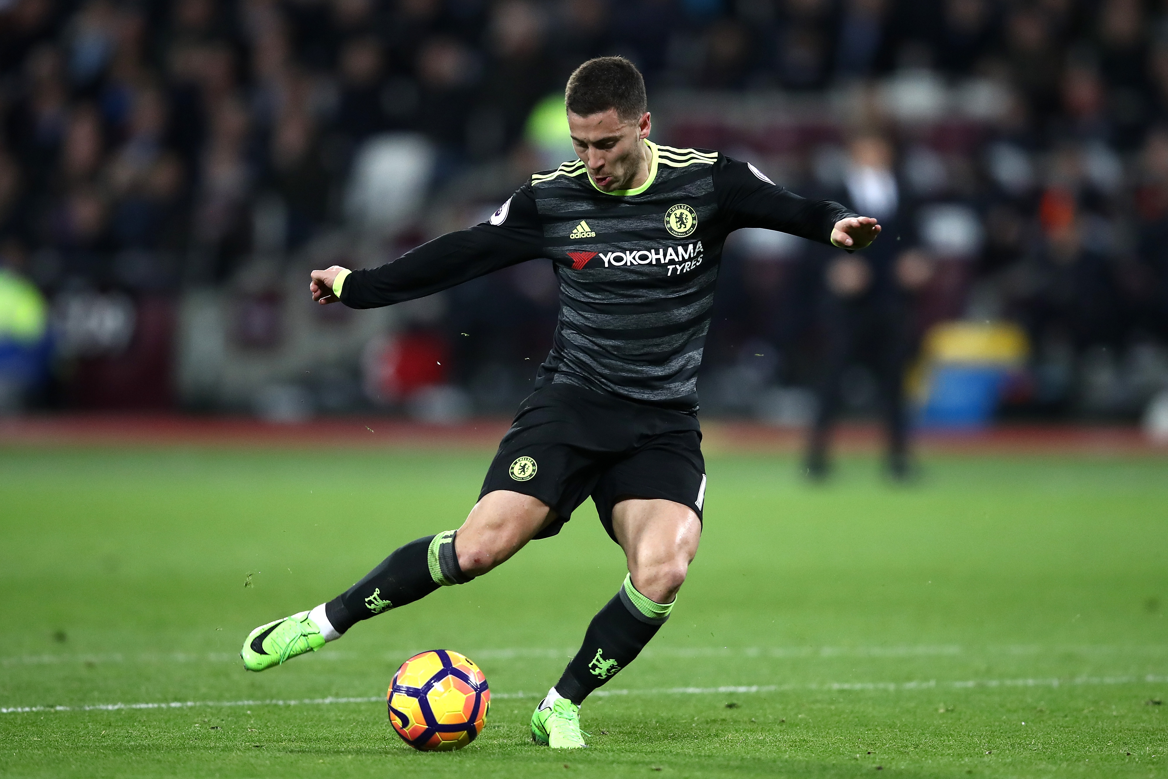 STRATFORD, ENGLAND - MARCH 06: Eden Hazard of Chelsea scores his side first goal during the Premier League match between West Ham United and Chelsea at London Stadium on March 6, 2017 in Stratford, England. (Photo by Julian Finney/Getty Images)