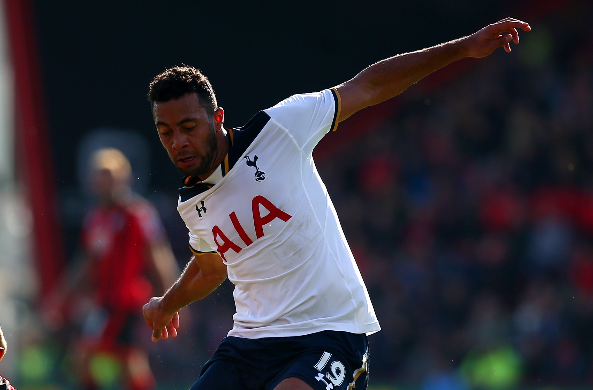 BOURNEMOUTH, ENGLAND - OCTOBER 22: Harry Arter of AFC Bournemouth (L) and Mousa Dembele of Tottenham Hotspur (R) battle for possession during the Premier League match between AFC Bournemouth and Tottenham Hotspur at Vitality Stadium on October 22, 2016 in Bournemouth, England. (Photo by Charlie Crowhurst/Getty Images)