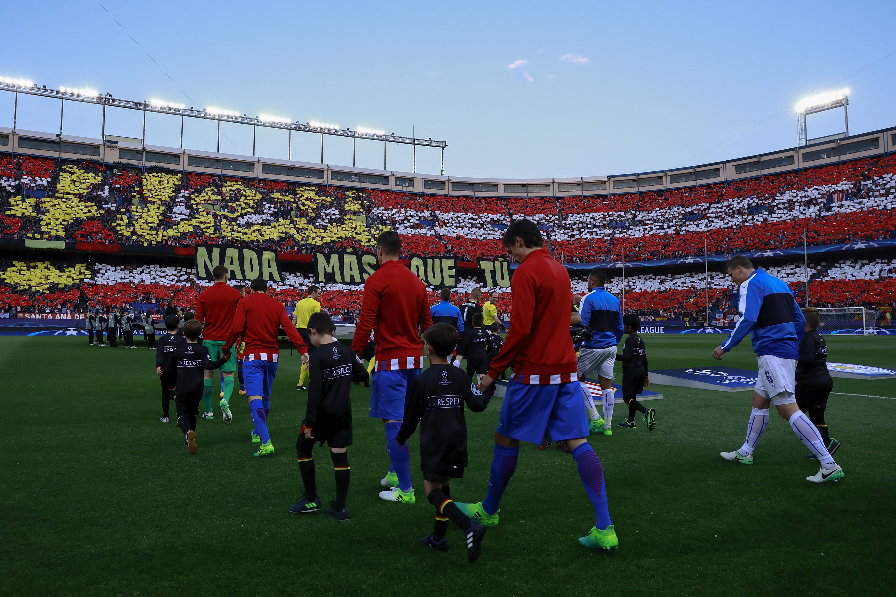 MADRID, SPAIN - APRIL 12: Atletico de Madrid (L) and Leicester City FC (R) players entesr to the pitch prior to start the UEFA Champions League Quarter Final first leg match between Club Atletico de Madrid and Leicester City at Vicente Calderon Stadium on April 12, 2017 in Madrid, Spain. (Photo by Gonzalo Arroyo Moreno/Getty Images)