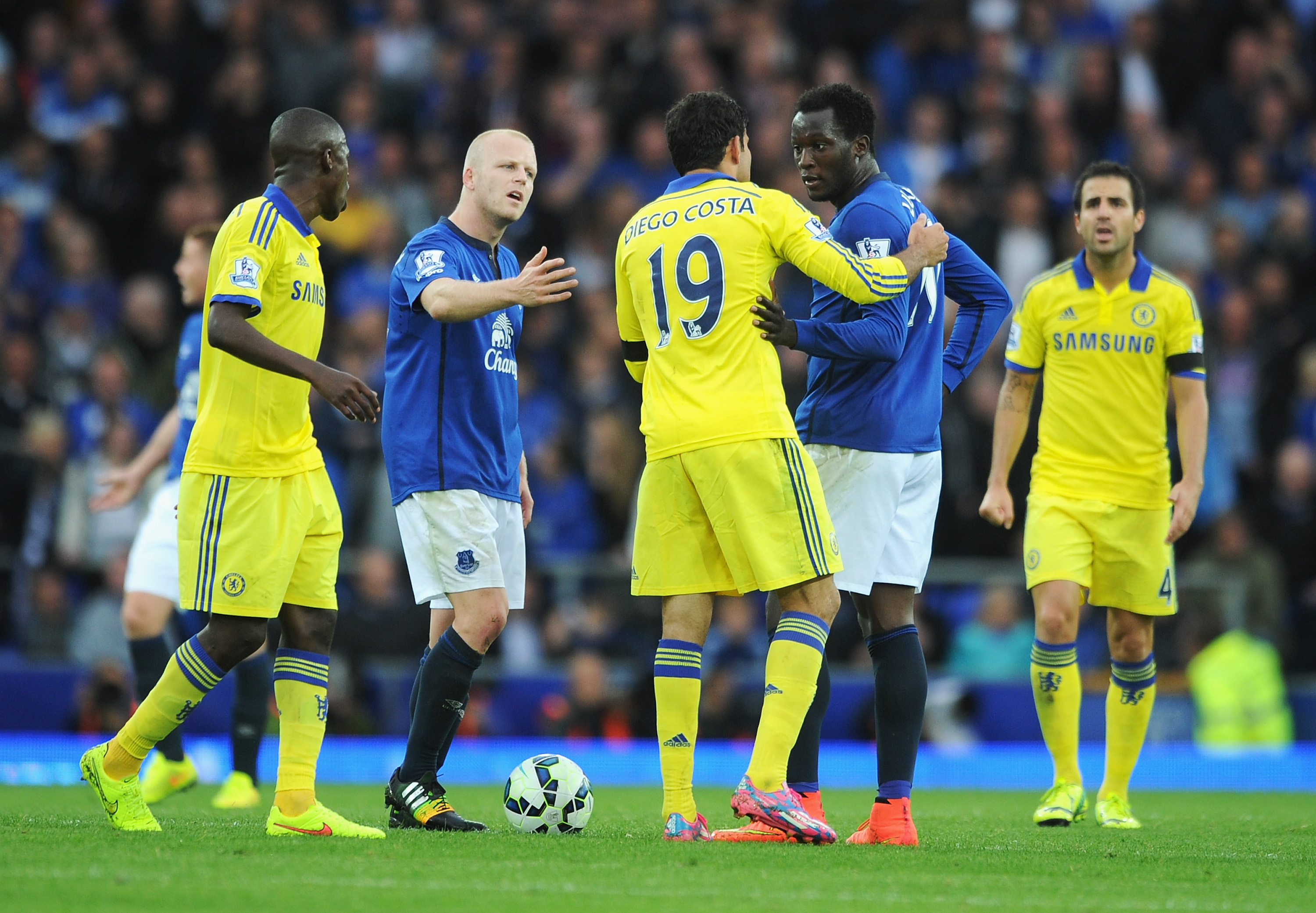 LIVERPOOL, ENGLAND - AUGUST 30: Diego Costa of Chelsea exchanges words with Romelu Lukaku of Everton during the Barclays Premier League match between Everton and Chelsea at Goodison Park on August 30, 2014 in Liverpool, England. (Photo by Chris Brunskill/Getty Images)