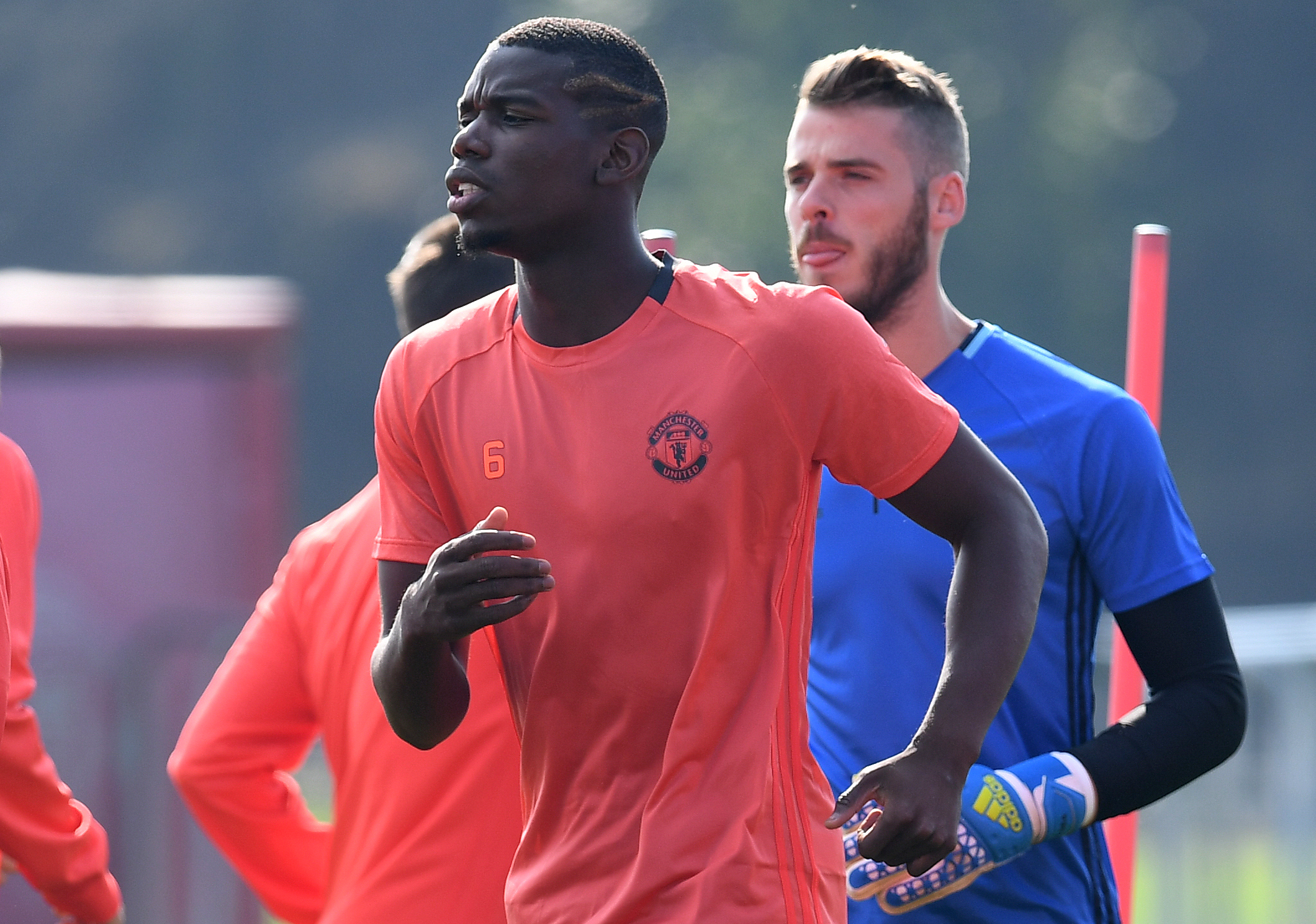 Manchester United's French midfielder Paul Pogba (L) and Manchester United's Spanish goalkeeper David de Gea attend a team training session at their Carrington Training Centre in Manchester, north west England on September 14, 2016.
Manchester United are set to play Feyenoord Rotterdam in a UEFA Europa League group A match on September 15. / AFP / PAUL ELLIS (Photo credit should read PAUL ELLIS/AFP/Getty Images)