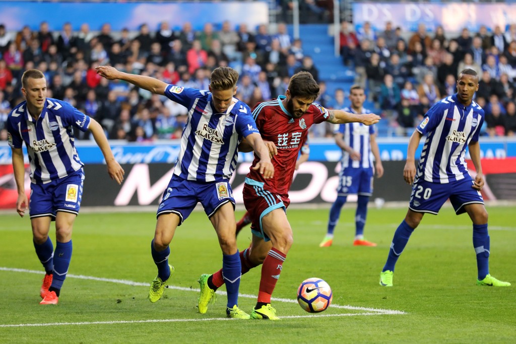 Deportivo Alaves' midfielder Marcos Llorente (CL) vies with Real Sociedad's defender Raul Navas (CR) during the Spanish league football match Deportivo Alaves vs Real Sociedad at the Mendizorroza stadium in Vitoria on March 18, 2017. / AFP PHOTO / CESAR MANSO (Photo credit should read CESAR MANSO/AFP/Getty Images)