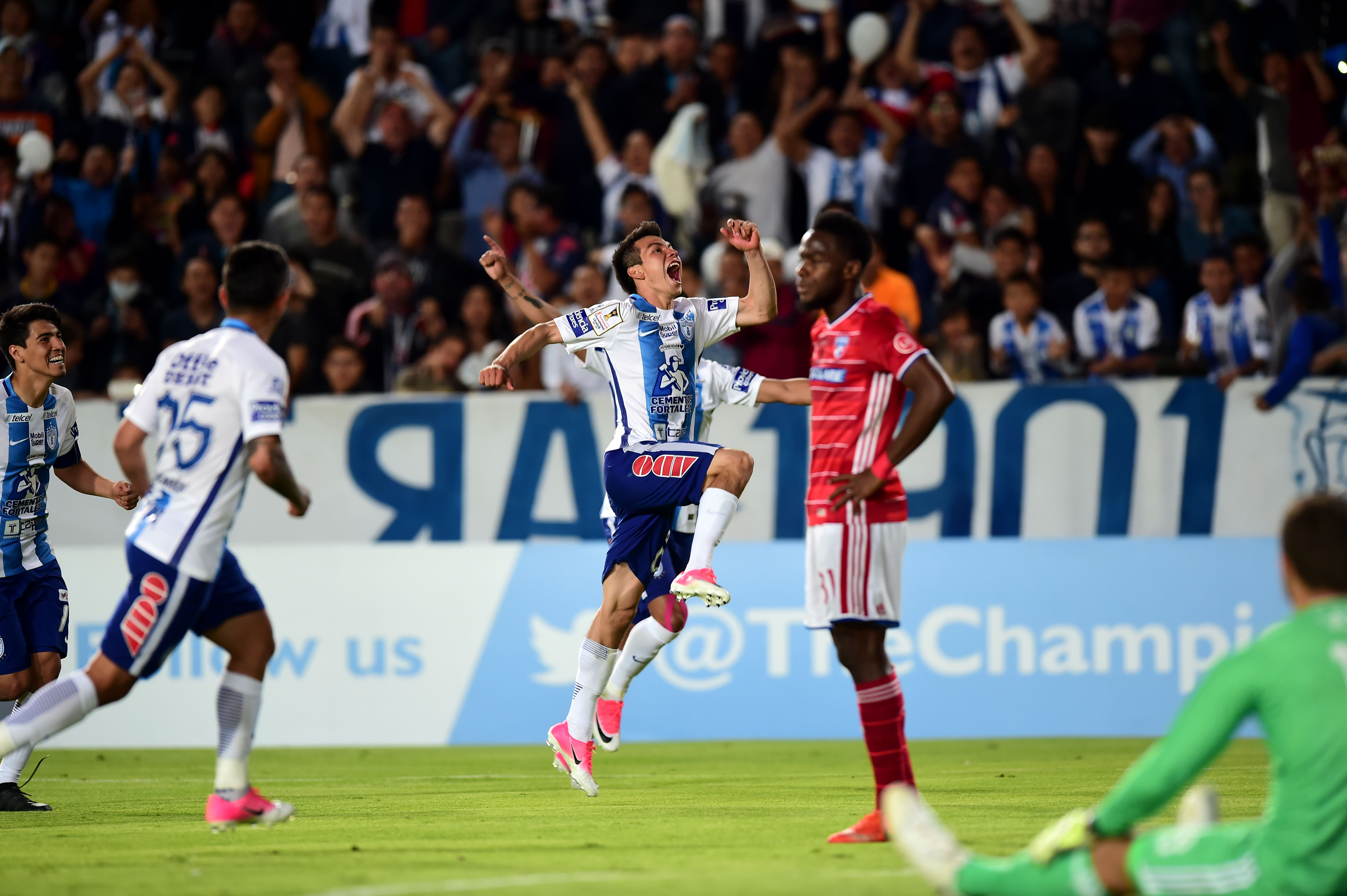 Mexico's Pachuca player Hirving Rodrigo Lozano celebrates his goal against FC Dallas of the US, during their CONCACAF Champions League semifinal football match at the Miguel Hidalgo stadium in Pachuca, Hidalgo State, on April 4, 2017. / AFP PHOTO / RONALDO SCHEMIDT (Photo credit should read RONALDO SCHEMIDT/AFP/Getty Images)