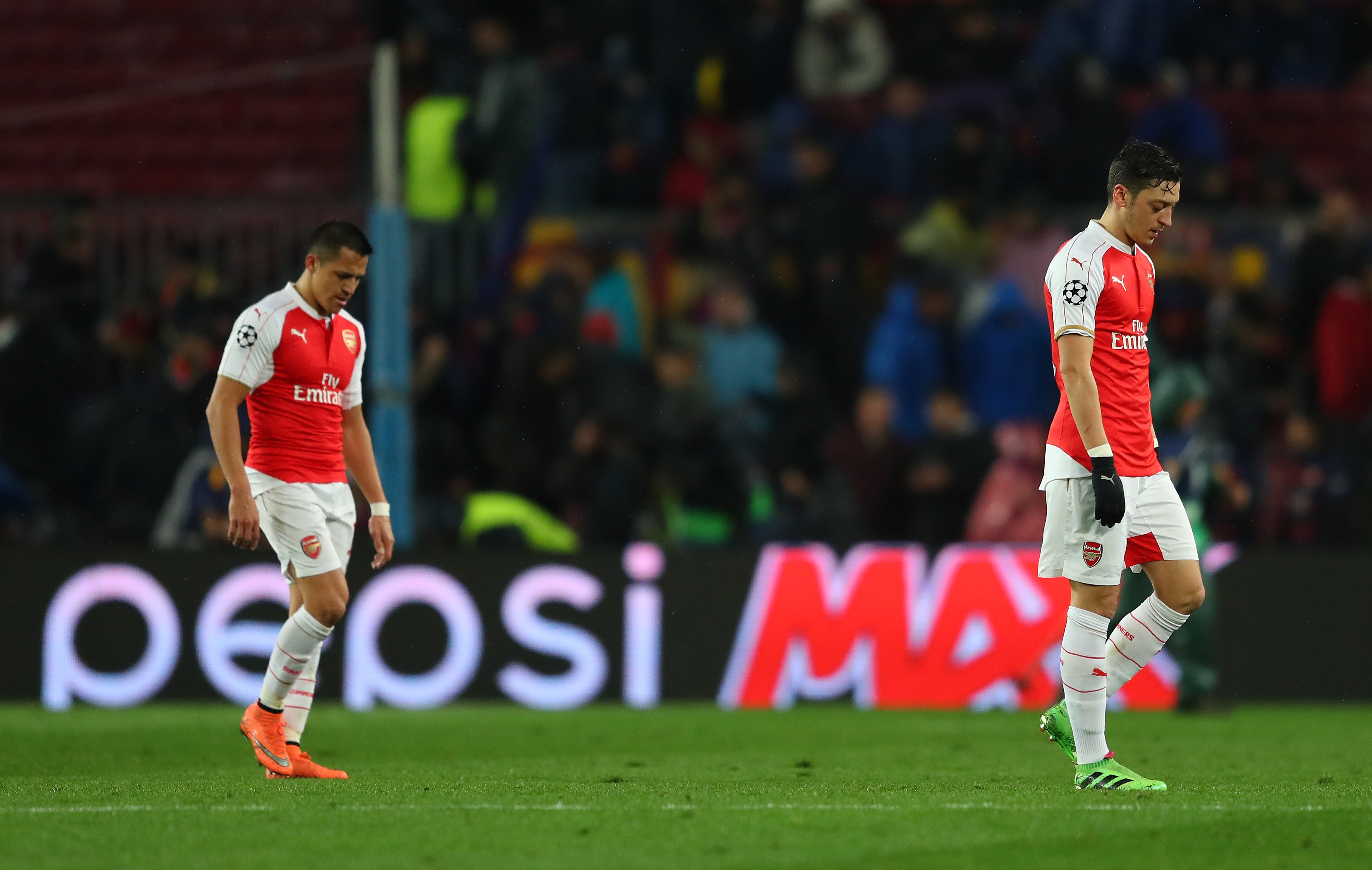 BARCELONA, SPAIN - MARCH 16: Mesut Ozil (R) and Alexis Sanchez (L) of Arsenal leave the pitch at the half time during the UEFA Champions League round of 16, second Leg match between FC Barcelona and Arsenal FC at Camp Nou on March 16, 2016 in Barcelona, Spain. (Photo by Richard Heathcote/Getty Images)