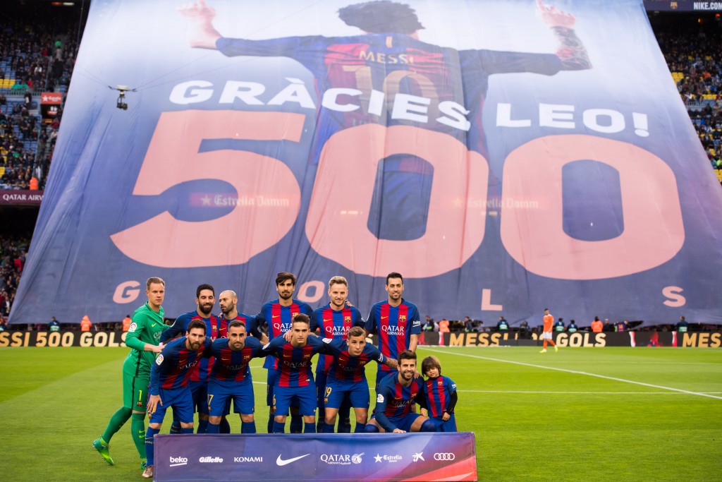 BARCELONA, SPAIN - APRIL 26: Players of FC Barcelona pose as the Camp Nou stadium pays tribute to Lionel Messi for scoring his 500th goal with the team before the La Liga match between FC Barcelona and CA Osasuna at Camp Nou stadium on April 26, 2017 in Barcelona, Spain. (Photo by Alex Caparros/Getty Images)