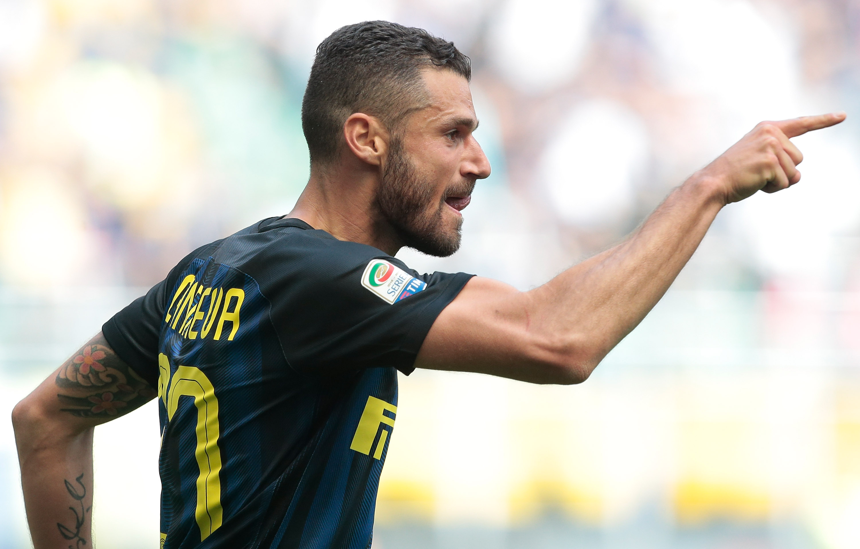 MILAN, ITALY - APRIL 15: Antonio Candreva of FC Internazionale Milano celebrates after scoring the opening goal during the Serie A match between FC Internazionale and AC Milan at Stadio Giuseppe Meazza on April 15, 2017 in Milan, Italy. (Photo by Emilio Andreoli/Getty Images )