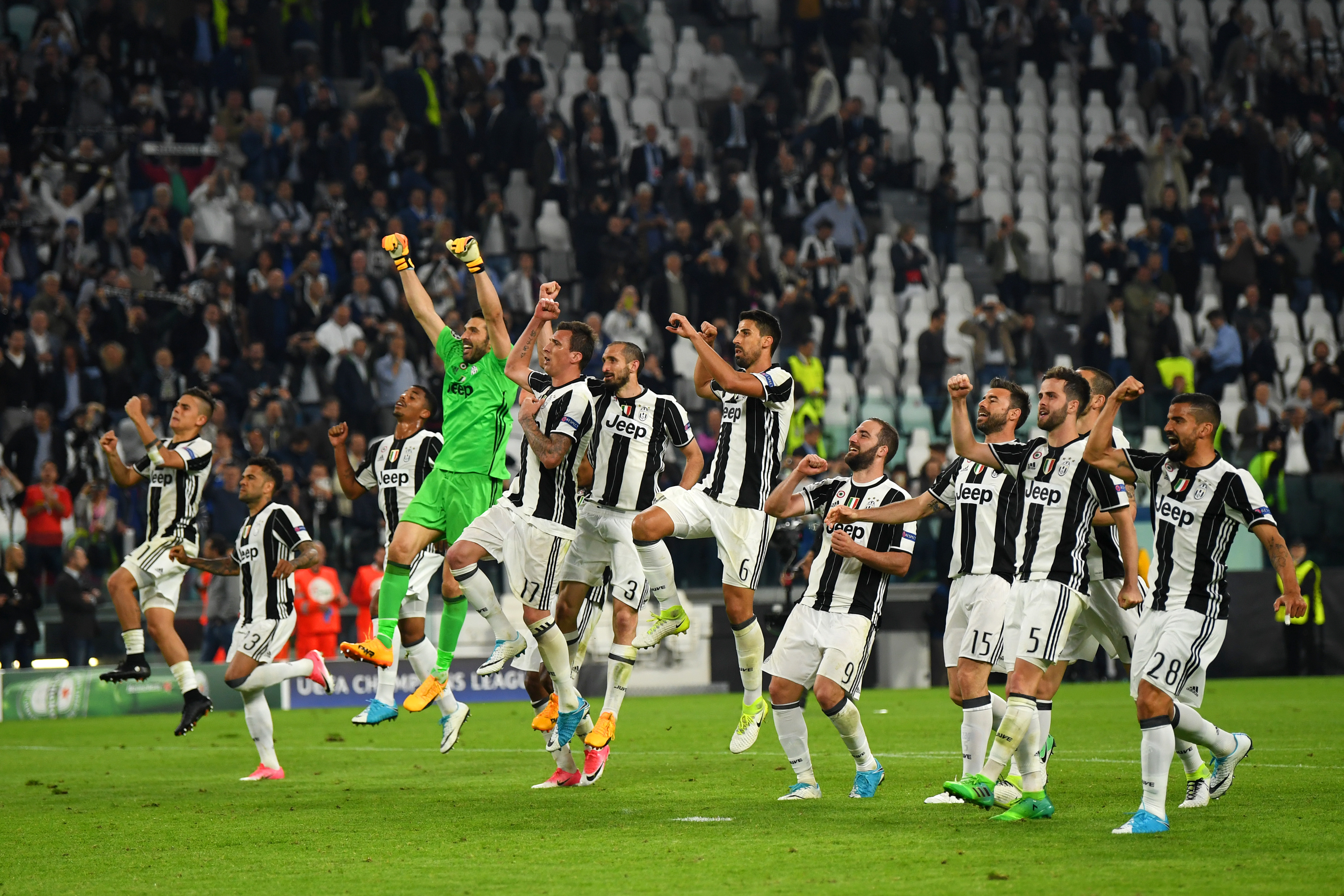 TURIN, ITALY - APRIL 11: Juventus players celebrate after the UEFA Champions League Quarter Final first leg match between Juventus and FC Barcelona at Juventus Stadium on April 11, 2017 in Turin, Italy. (Photo by Mike Hewitt/Getty Images)
