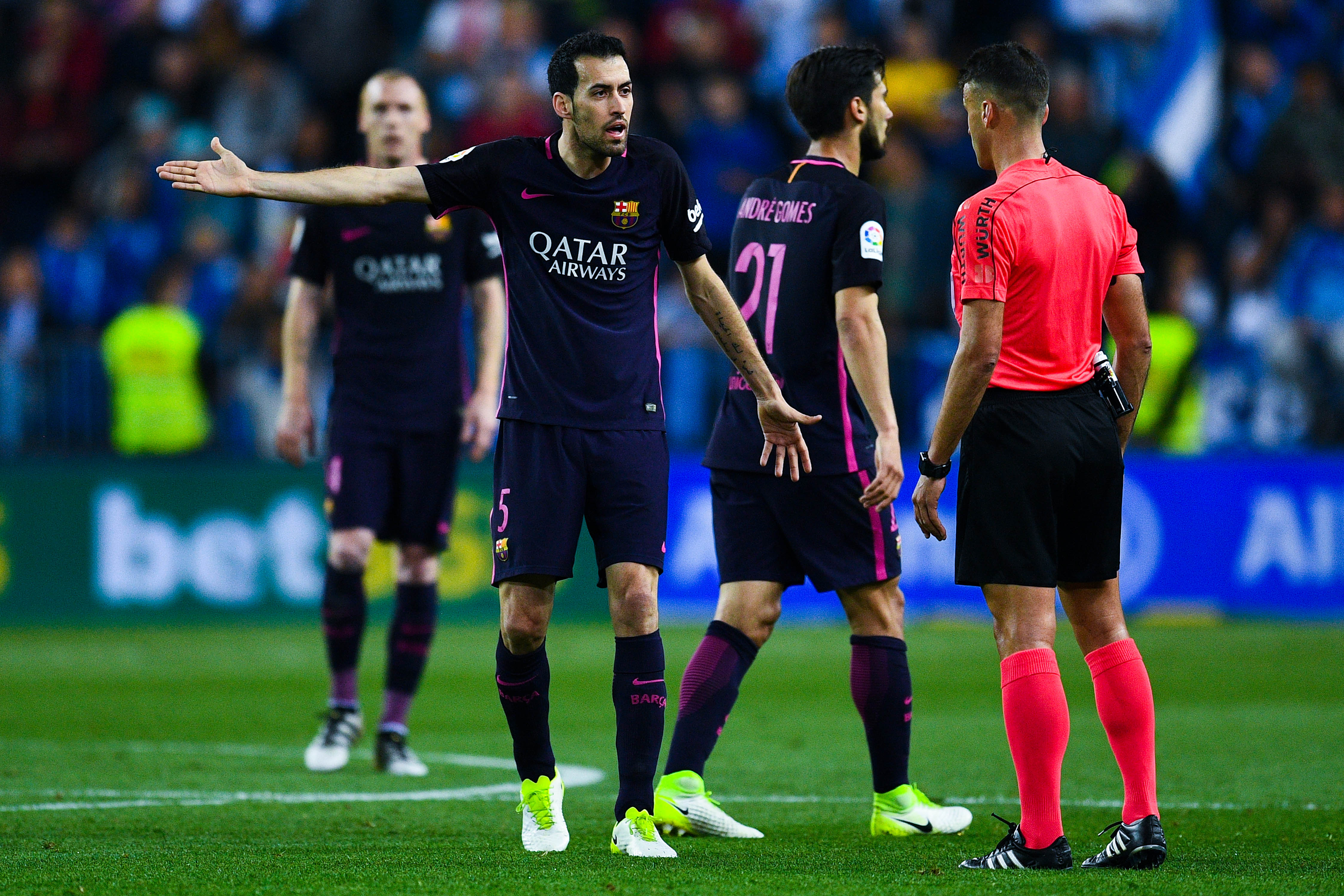 MALAGA, SPAIN - APRIL 08: Sergio Busquets of FC Barcelona argues with the referee during the La Liga match between Malaga CF and FC Barcelona at La Rosaleda stadium on April 8, 2017 in Malaga, Spain. (Photo by David Ramos/Getty Images)