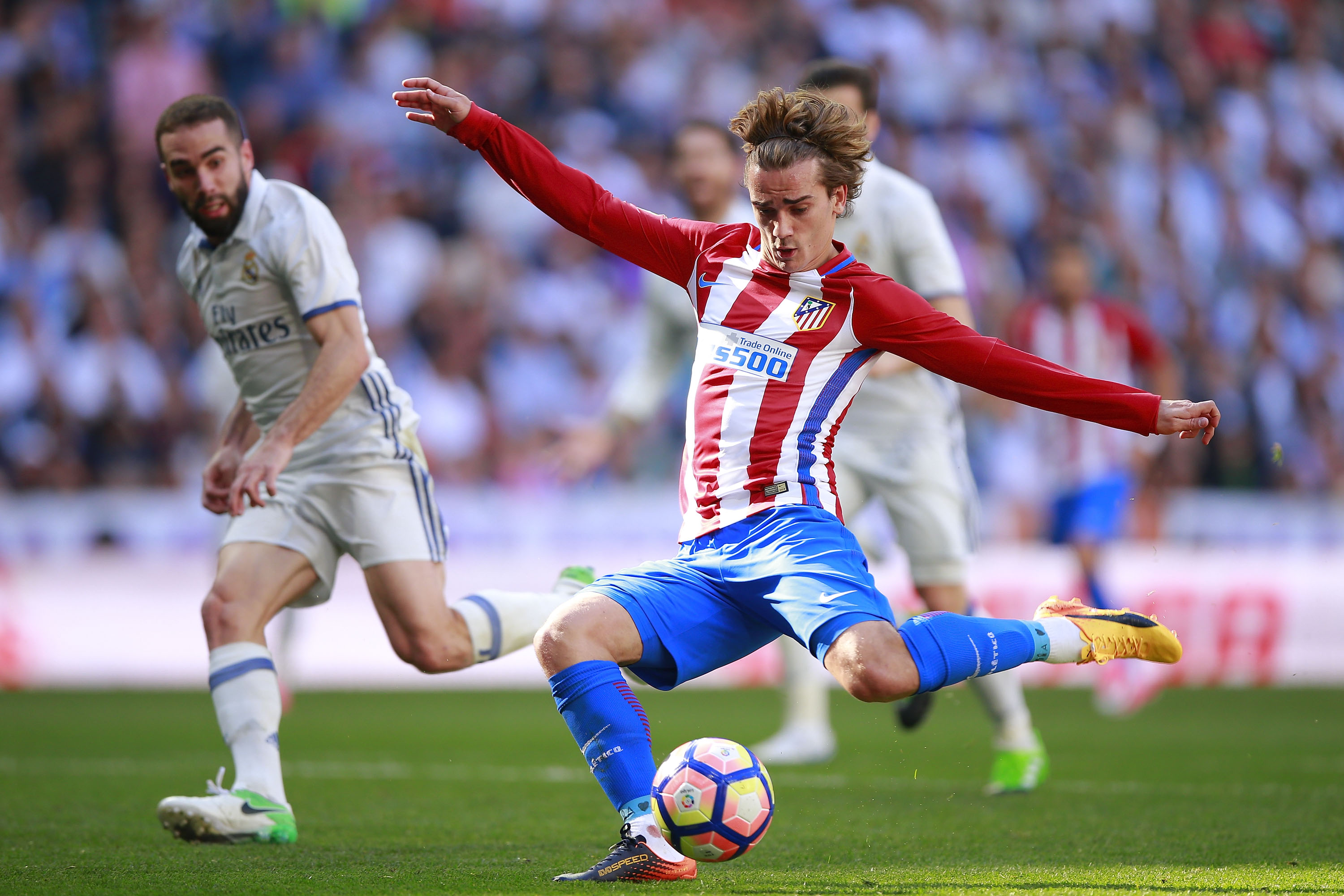 MADRID, SPAIN - APRIL 08: Antoine Griezmann of Atletico de Madrid scores their opening goal during the La Liga match between Real Madrid CF and Club Atletico de Madrid at Estadio Santiago Bernabeu on April 8, 2017 in Madrid, Spain. (Photo by Gonzalo Arroyo Moreno/Getty Images)