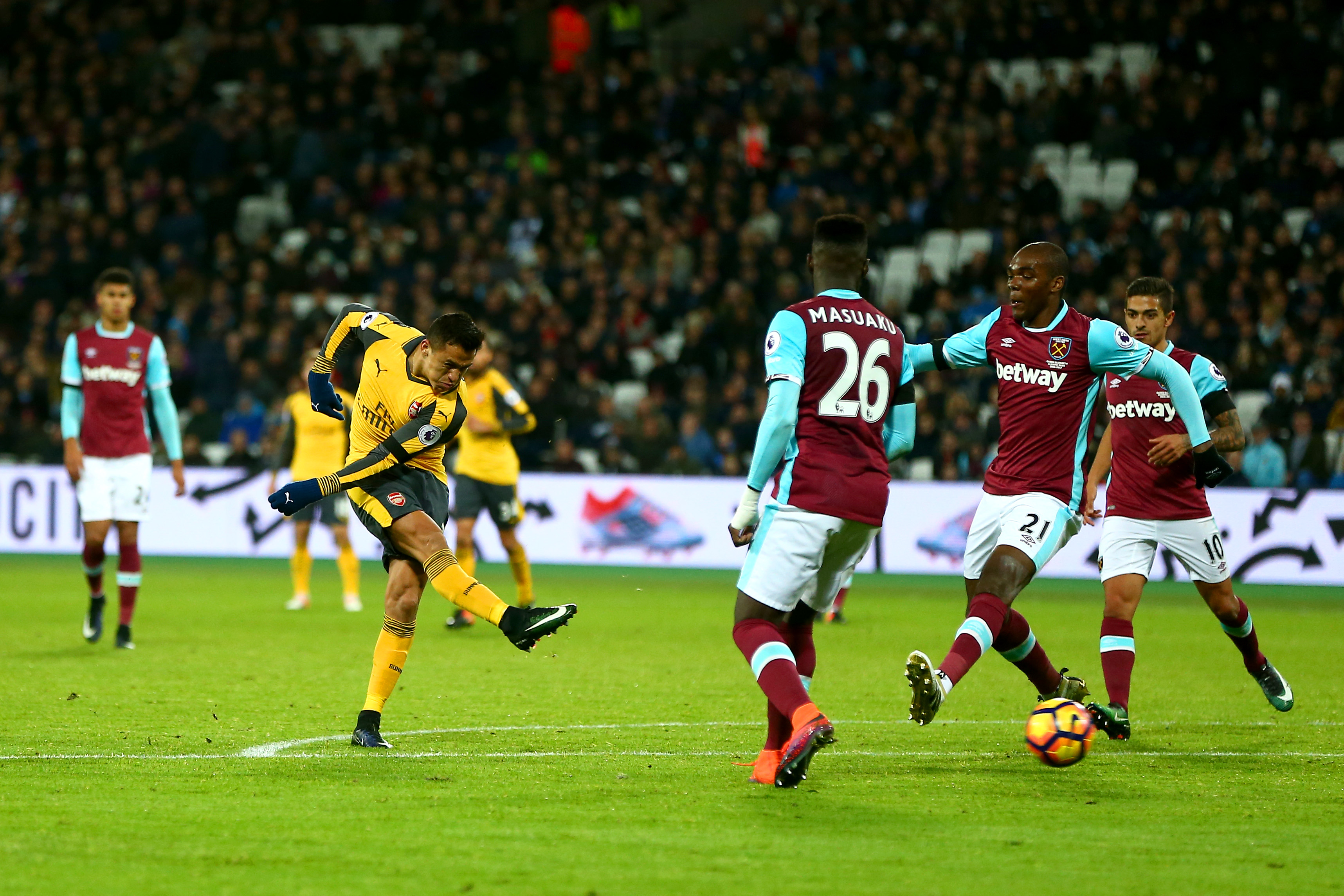 LONDON, ENGLAND - DECEMBER 03: Alexis Sanchez of Arsenal scores their third goal during the Premier League match between West Ham United and Arsenal at London Stadium on December 3, 2016 in London, England. (Photo by Jordan Mansfield/Getty Images)