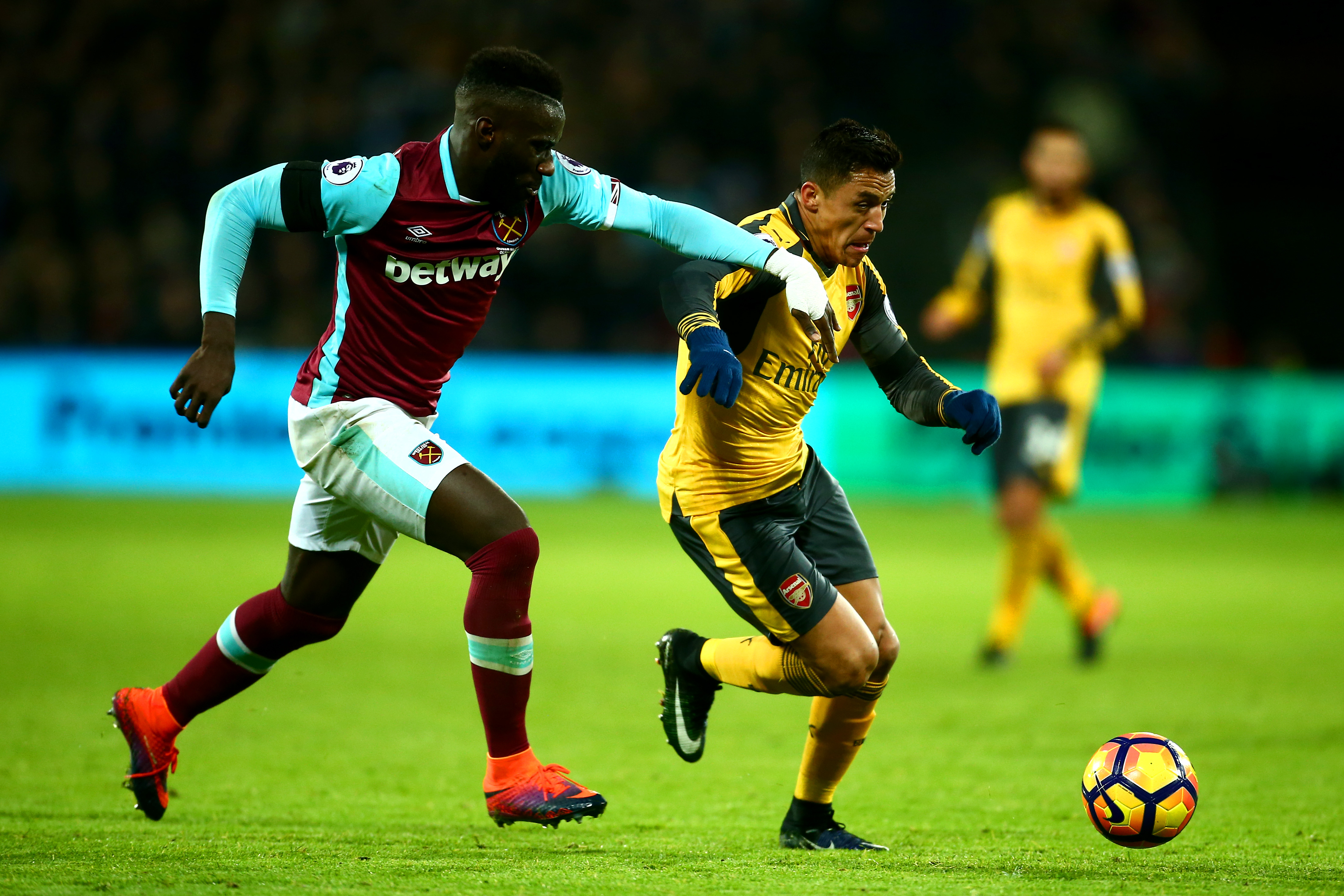 LONDON, ENGLAND - DECEMBER 03: Alexis Sanchez of Arsenal holds off Arthur Masuaku of West Ham United during the Premier League match between West Ham United and Arsenal at London Stadium on December 3, 2016 in London, England. (Photo by Jordan Mansfield/Getty Images)