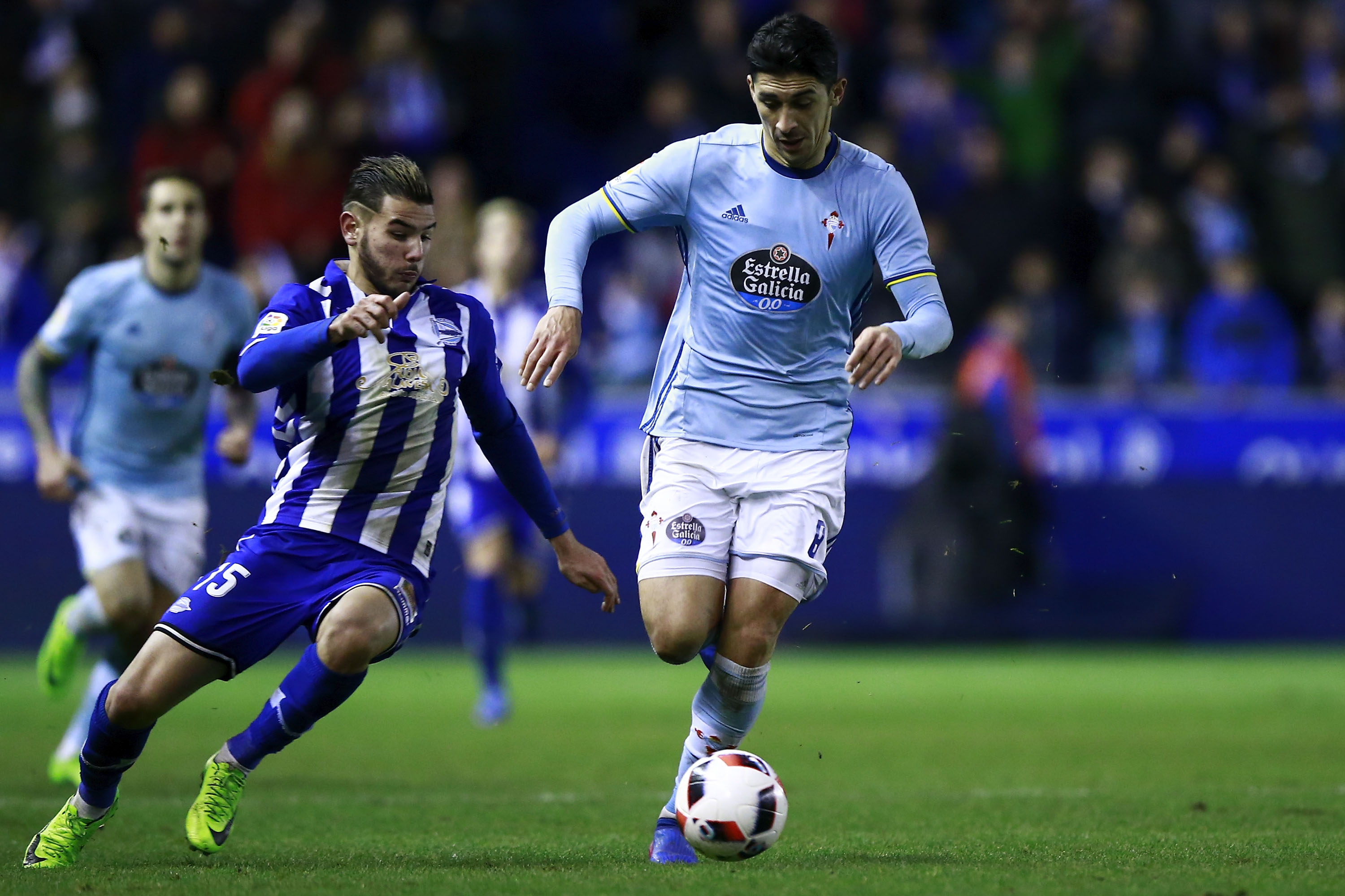 VITORIA-GASTEIZ, SPAIN - FEBRUARY 08: Pablo Hernandez (R) of RC Celta de Vigo competes for the ball with Theo Hernandez (L) of Deportivo Alaves during the Copa del Rey semi-final second leg match between Deportivo Alaves and RC Celta de Vigo at Estadio de Mendizorroza on February 8, 2017 in Vitoria-Gasteiz, Spain. (Photo by Gonzalo Arroyo Moreno/Getty Images)