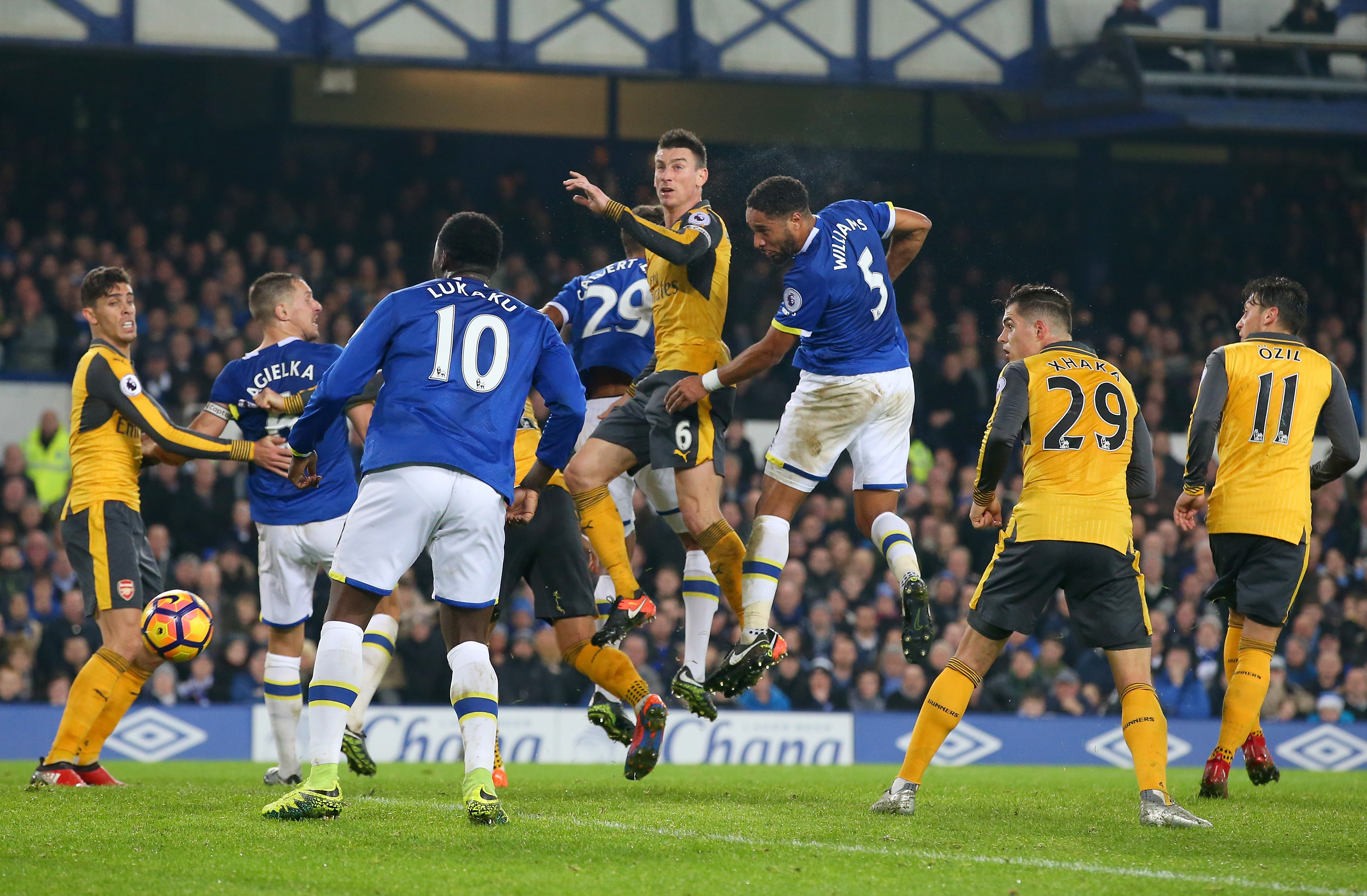 LIVERPOOL, ENGLAND - DECEMBER 13: Ashley Williams #5 of Everton scores his teams second goal during the Premier League match between Everton and Arsenal at Goodison Park on December 13, 2016 in Liverpool, England. (Photo by Alex Livesey/Getty Images)
