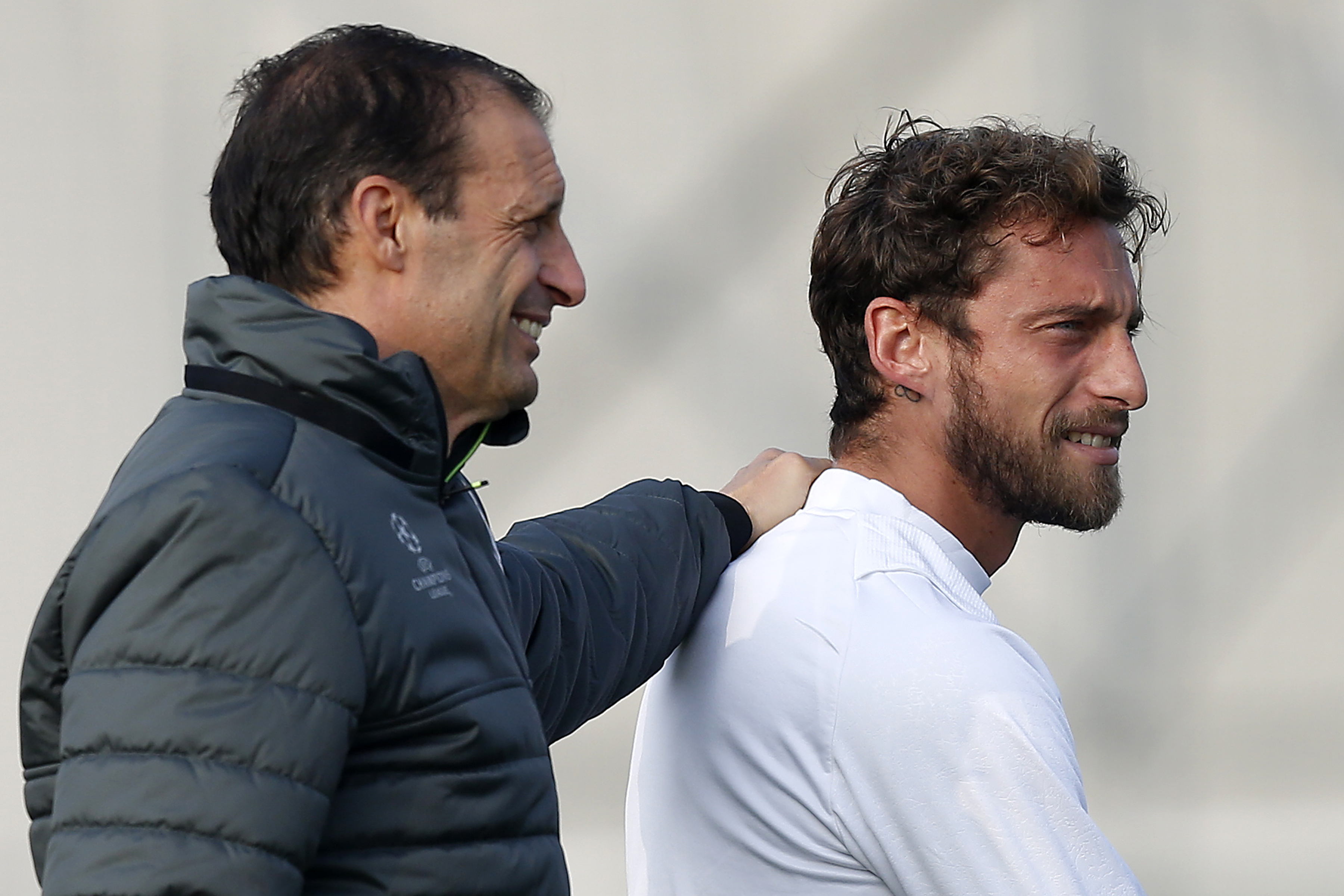 Juventus' coach Massimiliano Allegri (L) and Juventus' midfielder Claudio Marchisio take part in a training session on the eve of the UEFA Champions League football match Juventus Vs Olympique Lyonnais on November 1, 2016 at the 'Juventus Training Center ' in Vinovo, near Turin. / AFP / MARCO BERTORELLO (Photo credit should read MARCO BERTORELLO/AFP/Getty Images)