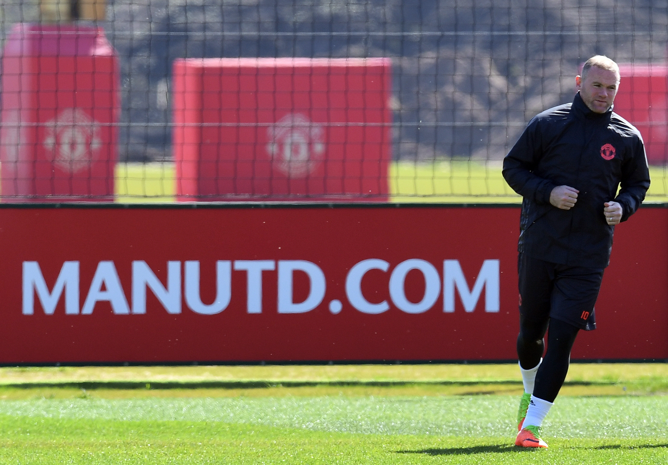 Manchester United's English striker Wayne Rooney attends a team training session at the club's training complex near Carrington, west of Manchester in north west England on May 10, 2017, ahead of their UEFA Europa League semi-final second leg football match against Celta Vigo. / AFP PHOTO / Paul ELLIS (Photo credit should read PAUL ELLIS/AFP/Getty Images)