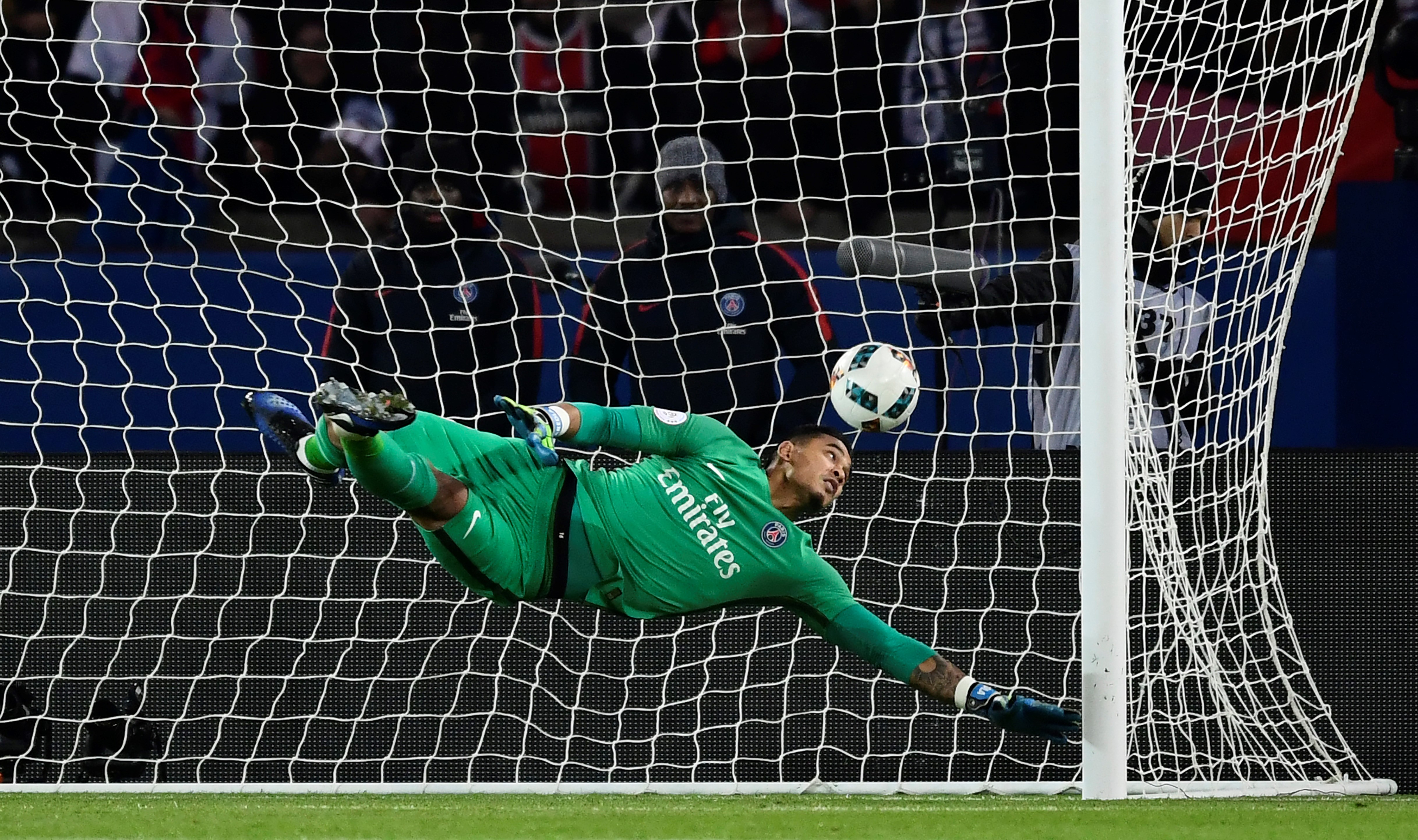 Paris Saint-Germain's French goalkeeper Alphonse Areola concedes a goal during the French L1 football match between Paris Saint-Germain and Nice at the Parc des Princes stadium in Paris on Deecmber 11, 2016. / AFP / MIGUEL MEDINA (Photo credit should read MIGUEL MEDINA/AFP/Getty Images)
