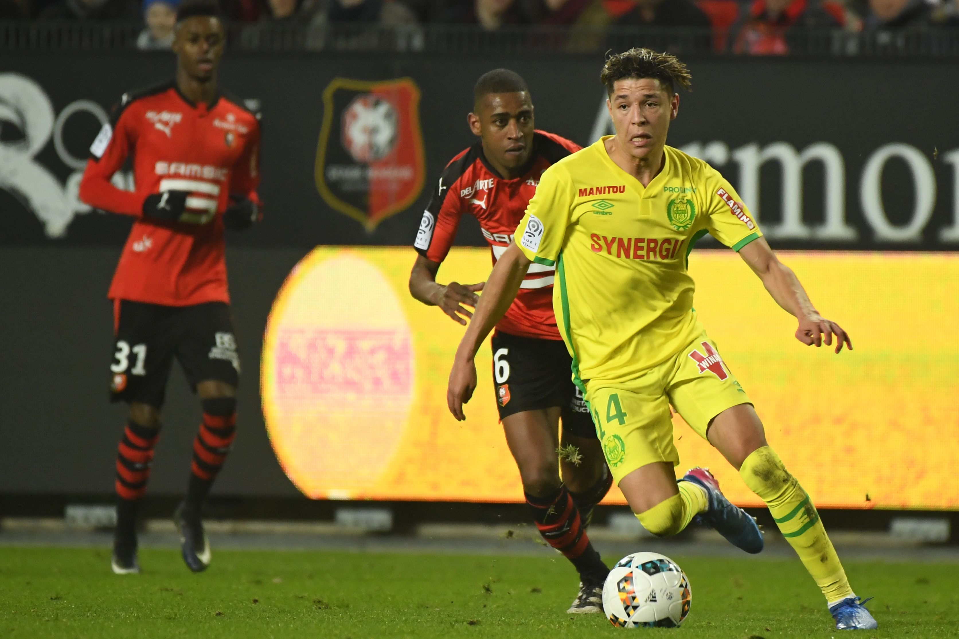 Nantes' French midfielder Amine Harit (R) vies with Rennes' Cape Verdean midfielder Gelson Fernandes (rear R) during the French L1 football match between Rennes and Nantes on January 28, 2017 at the Roazhon park stadium in Rennes, western France. / AFP / DAMIEN MEYER (Photo credit should read DAMIEN MEYER/AFP/Getty Images)