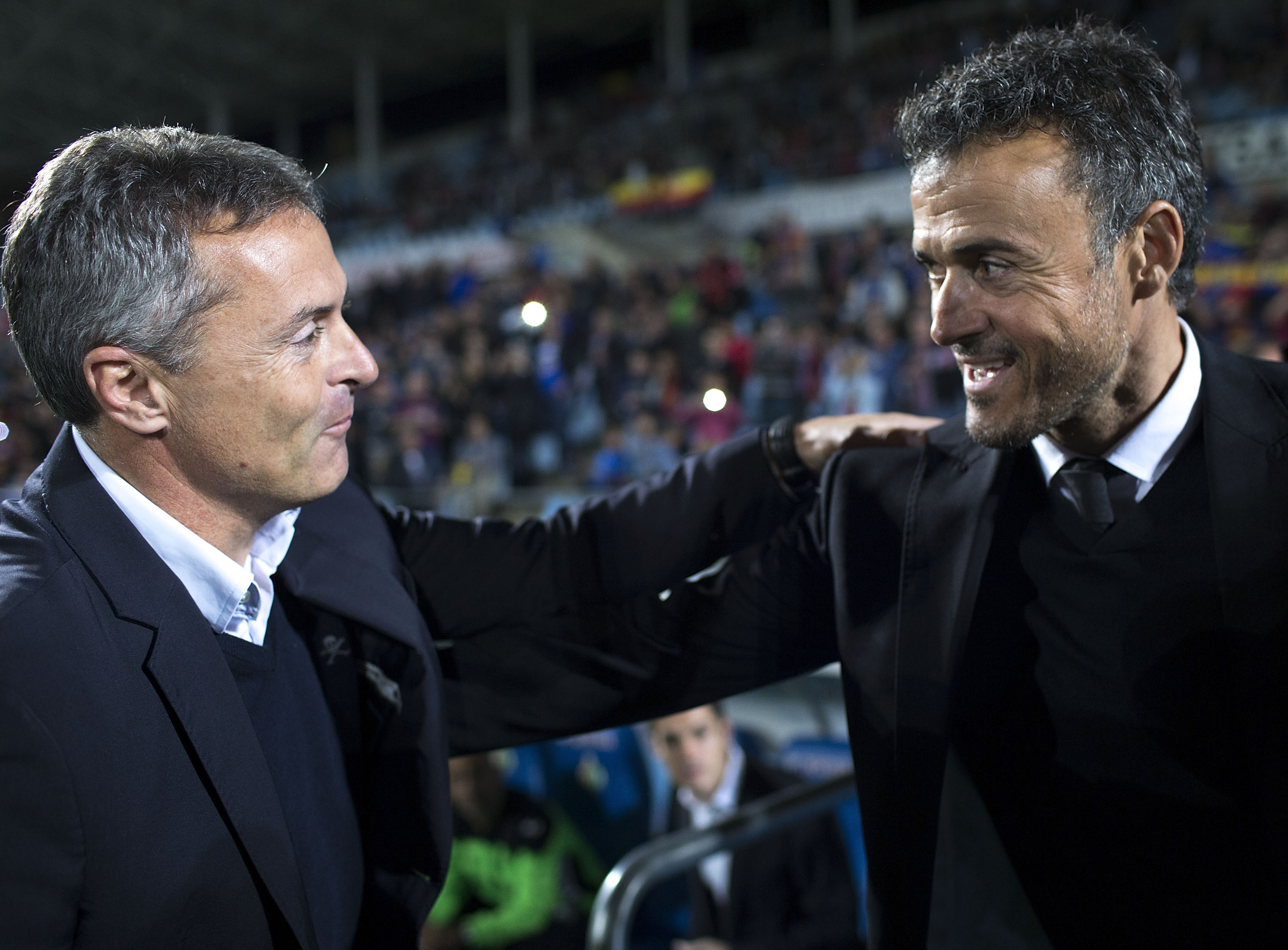 GETAFE, SPAIN - OCTOBER 31: Head coach Fran Escriba (L) of Getafe CF embraces head coach Luis Enrique Martinez (R) of FC Barcelona during the La Liga match between Getafe CF and FC Barcelona at Coliseum Alfonso Perez on October 31, 2015 in Getafe, Spain.  (Photo by Gonzalo Arroyo Moreno/Getty Images)