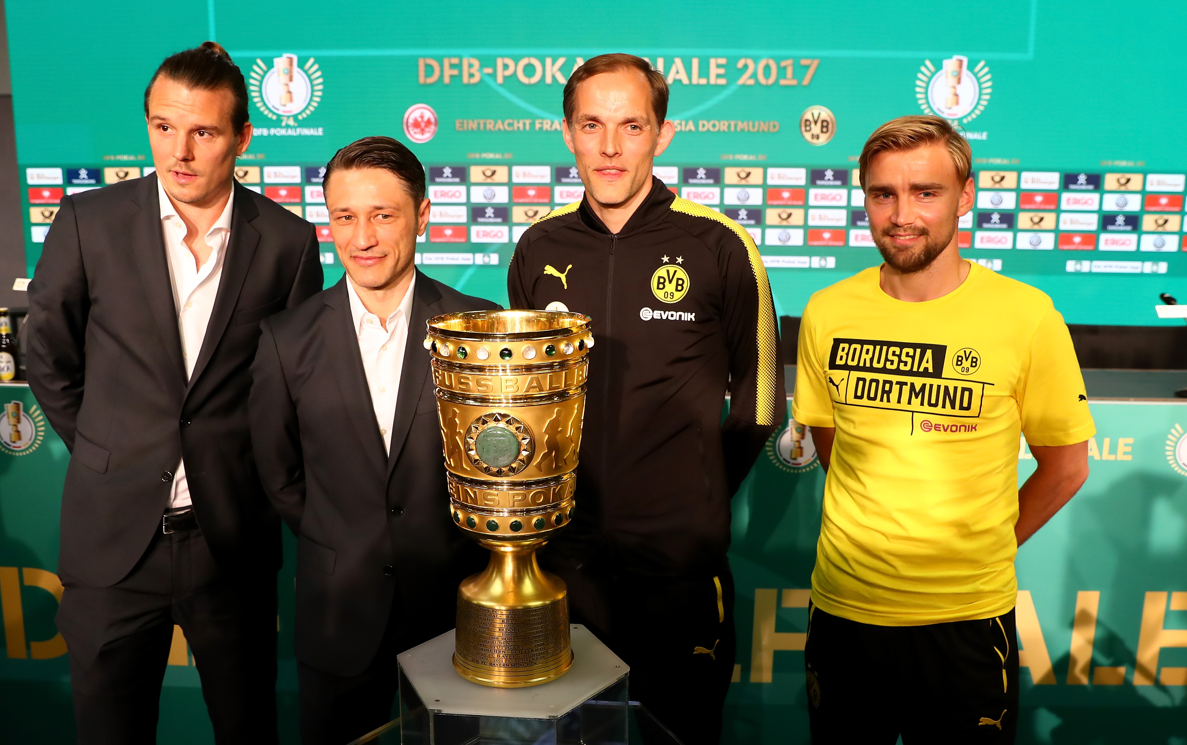 BERLIN, GERMANY - MAY 26: Head coach of Eintracht Frankfurt Niko Kovac (2L), team captain of Eintracht Frankfurt Alexander Meier (L), head coach of Borussia Dortmund Thomas Tuchel (2R), team captain of Borussia Dortmund Marcel Schmelzer (R) pose woth the DFB Cup trophy after the DFB Cup Final 2017 press conference at Olympiastadion on May 26, 2017 in Berlin, Germany. (Photo by Martin Rose/Bongarts/Getty Images)