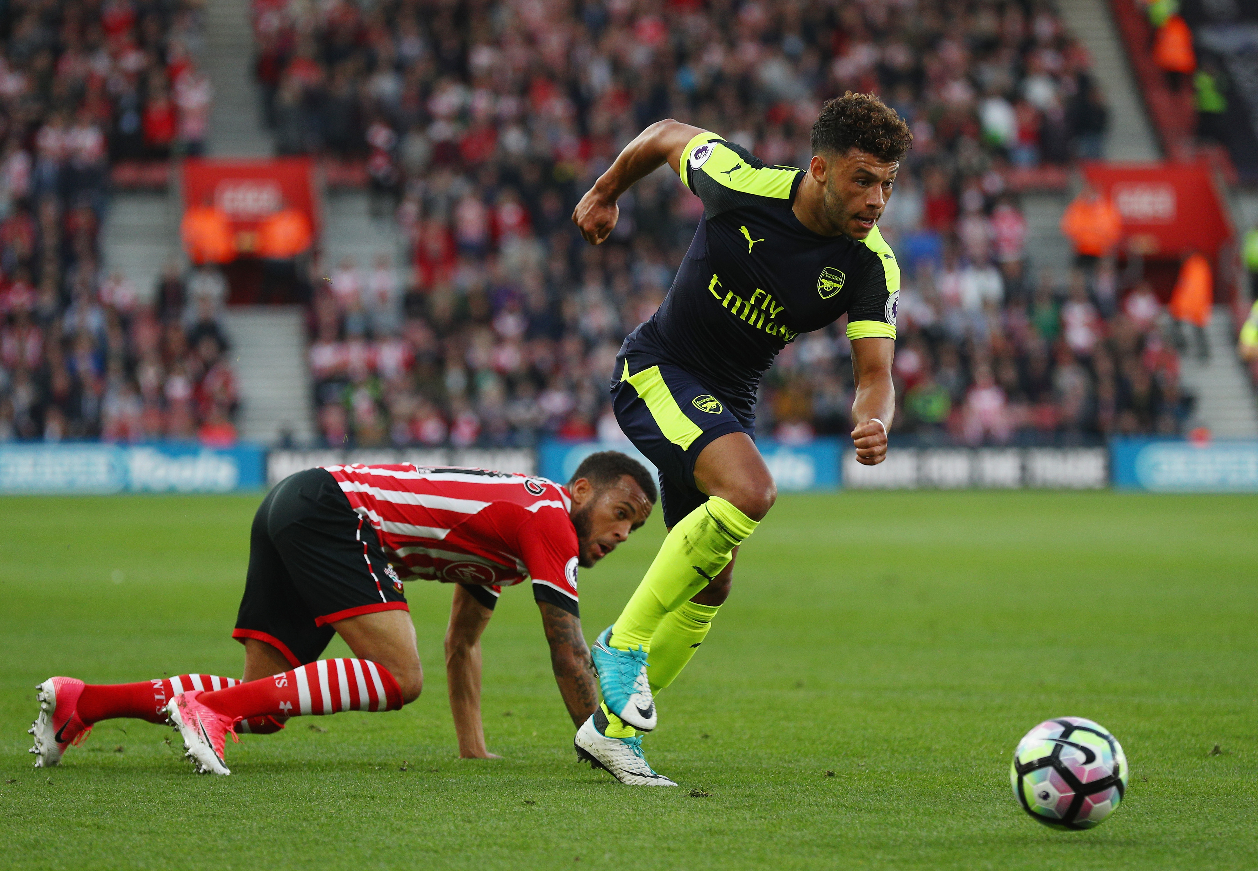 SOUTHAMPTON, ENGLAND - MAY 10: Alex Oxlade-Chamberlain of Arsenal goes past Nathan Redmond of Southampton during the Premier League match between Southampton and Arsenal at St Mary's Stadium on May 10, 2017 in Southampton, England. (Photo by Ian Walton/Getty Images)