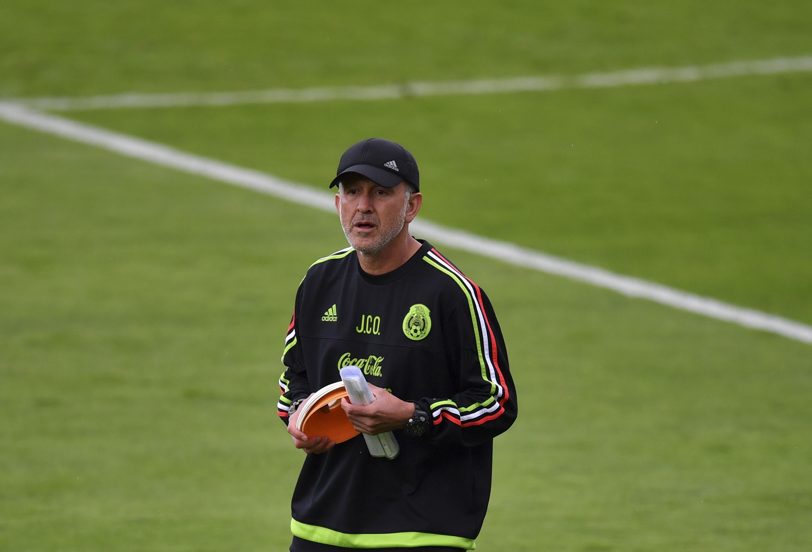 Mexico's head coach Colombian Juan Carlos Osorio attends a training session at the Central Stadium in Kazan on June 23, 2017 on the eve of the Russia 2017 FIFA Confederations Cup football match Russia vs Mexico. / AFP PHOTO / YURI CORTEZ (Photo credit should read YURI CORTEZ/AFP/Getty Images)