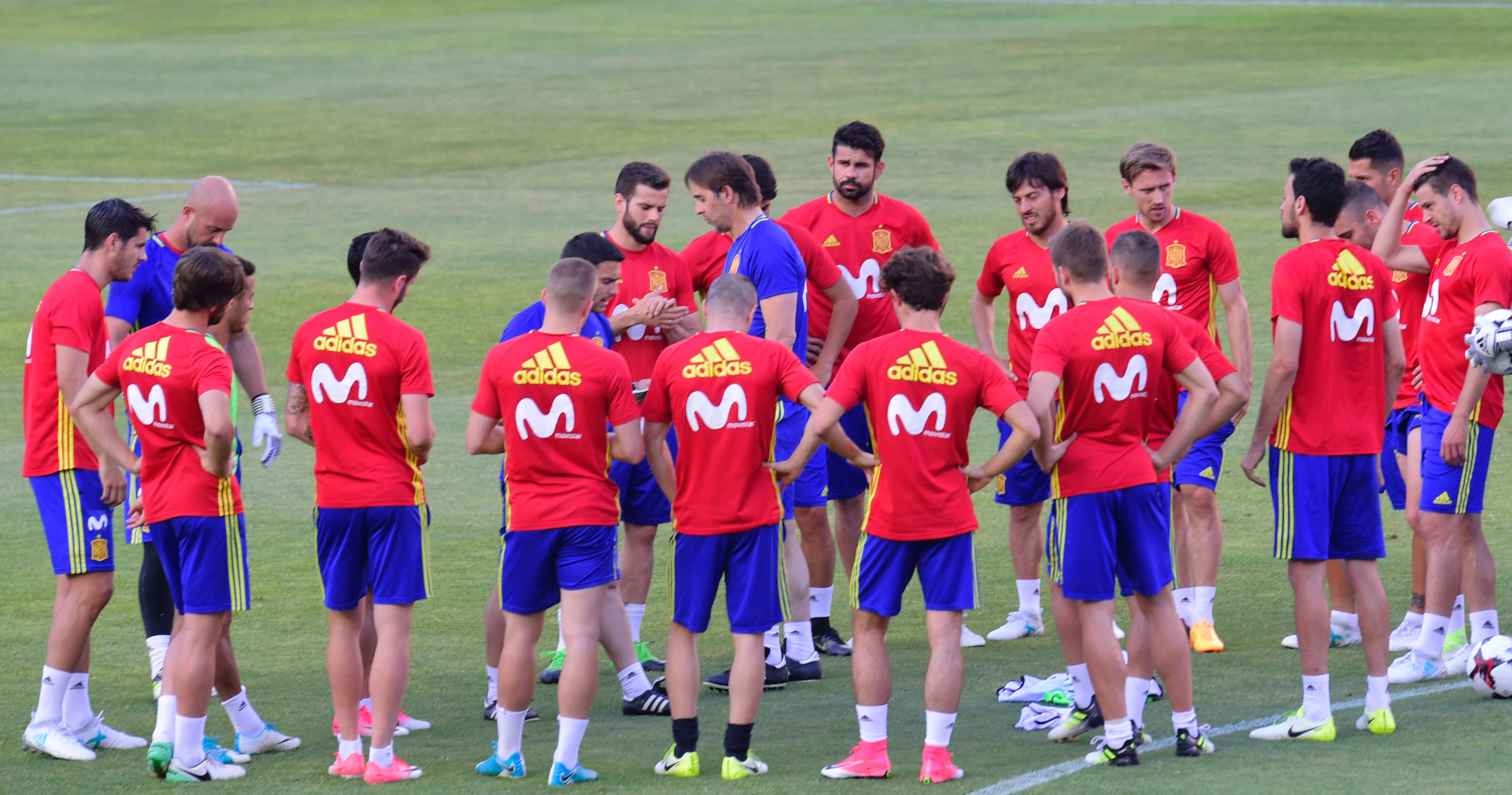 Spain's coach Julen Lopetegui (C) speaks to his players during the training session at the New Condomina stadium in Murcia on June 6, 2017 on the eve of their friendly match against Colombia. / AFP PHOTO / JOSE JORDAN (Photo credit should read JOSE JORDAN/AFP/Getty Images)