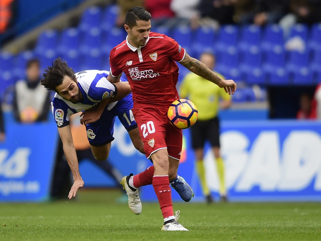 Sevilla's forward Vitolo (R) vies with Deportivo La Coruna's defender Alejandro Arribas Garrido during the Spanish league football match between RC Deportivo de la Coruna and Sevilla FC at the Municipal de Riazor stadium in La Coruna, on November 19, 2016. / AFP / MIGUEL RIOPA (Photo credit should read MIGUEL RIOPA/AFP/Getty Images)