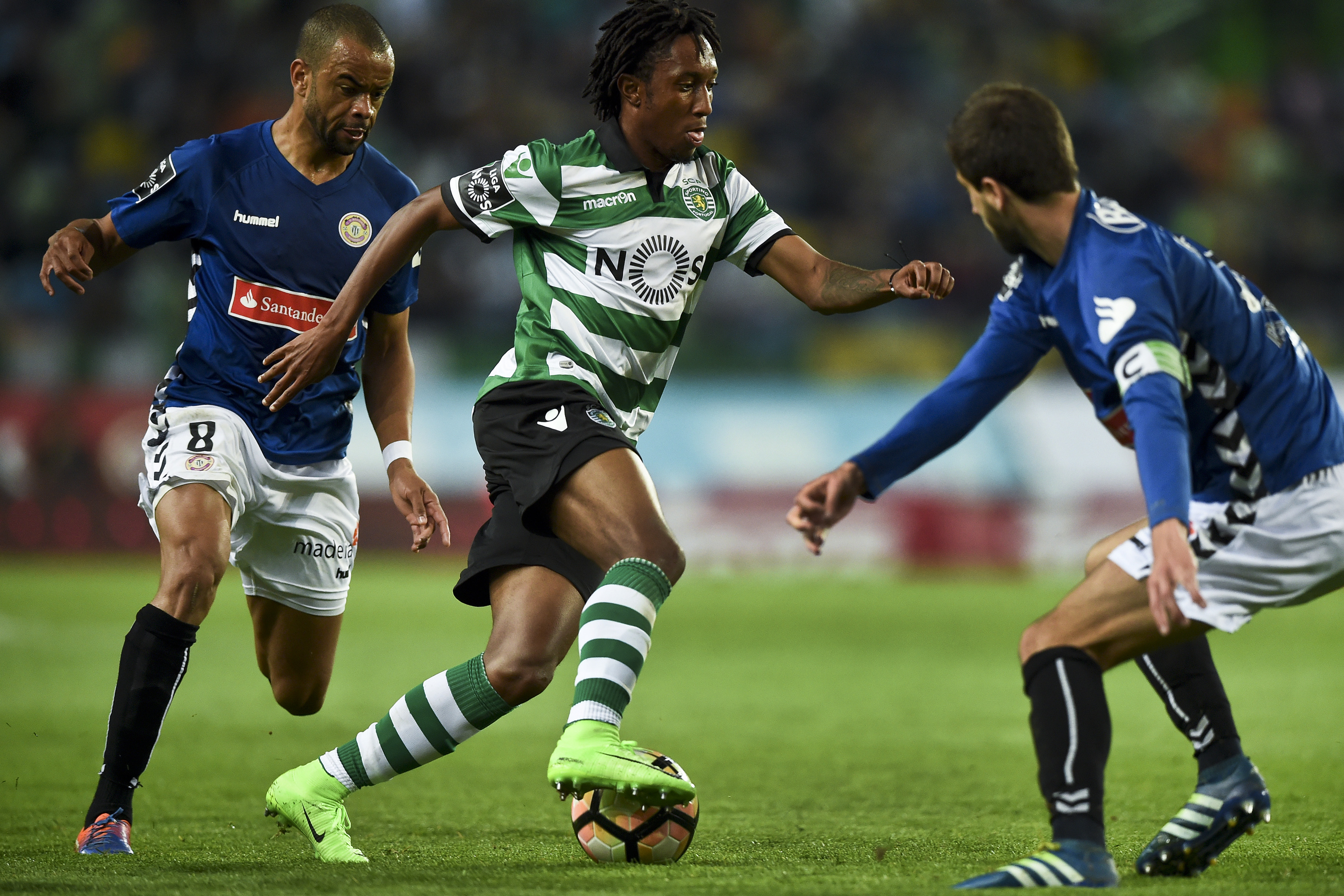 Sporting's forward Gelson Martins (C) vies with Nacional's Brazilian midfielder Washington da Silva (L) and Nacional's defender Rui Correia during the Portuguese league football match Sporting CP vs CD Nacional Funchal at the Jose Alvalade stadium in Lisbon on March 18, 2017. / AFP PHOTO / PATRICIA DE MELO MOREIRA (Photo credit should read PATRICIA DE MELO MOREIRA/AFP/Getty Images)