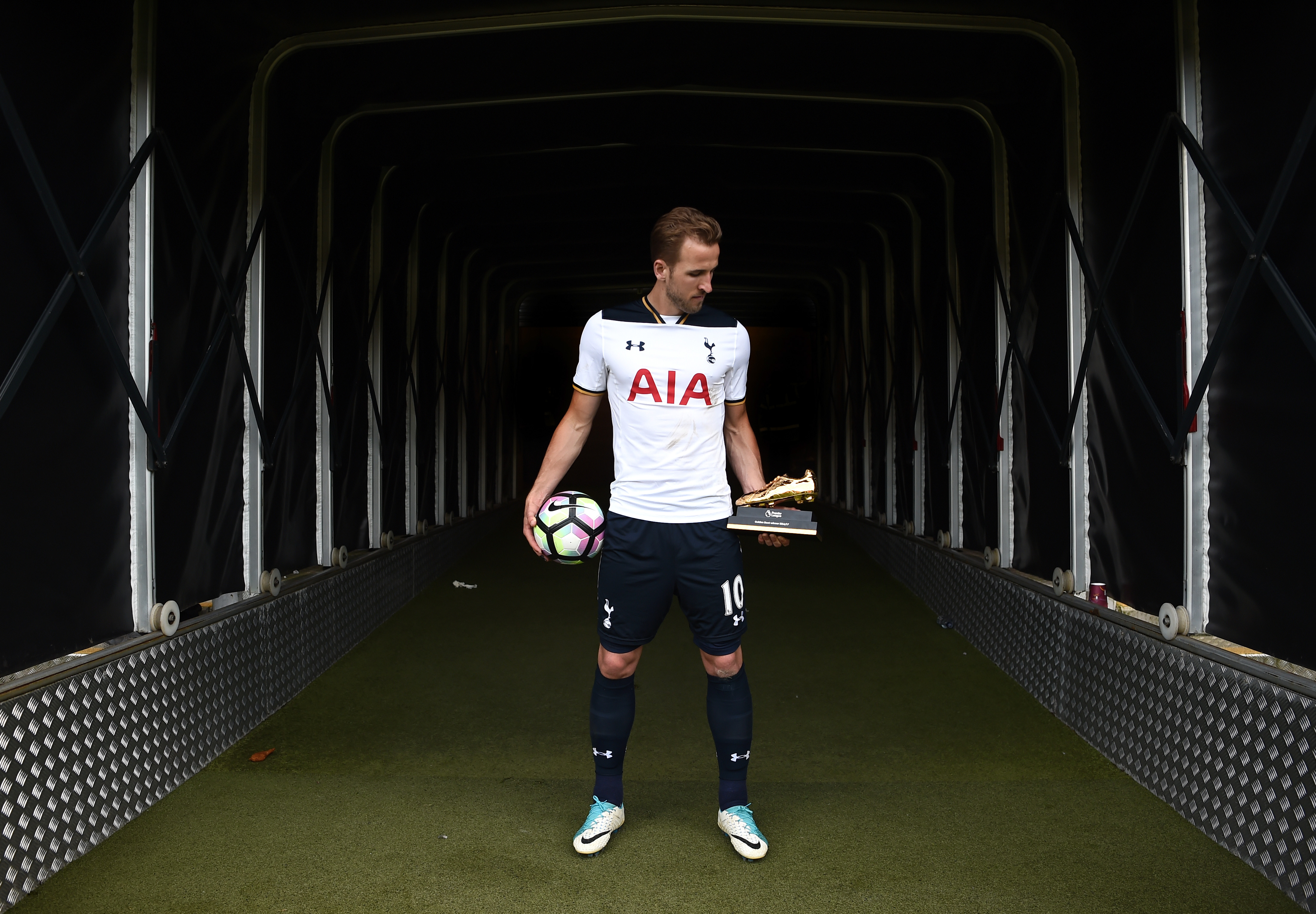 HULL, ENGLAND - MAY 21: Harry Kane of Tottenham Hotspur poses in the tunnel with the golden boot and match ball after the Premier League match between Hull City and Tottenham Hotspur at KC Stadium on May 21, 2017 in Hull, England. (Photo by Laurence Griffiths/Getty Images)