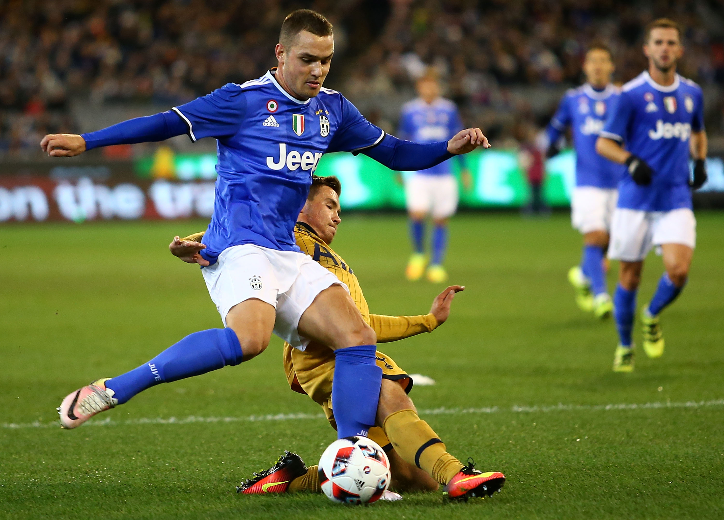 MELBOURNE, AUSTRALIA - JULY 26: Pol Mikel Lirola Losok of Juventus (R) and Will Miller of Tottenham compete for the ball during the 2016 International Champions Cup match between Juventus FC and Tottenham Hotspur at Melbourne Cricket Ground on July 26, 2016 in Melbourne, Australia. (Photo by Jack Thomas/Getty Images)