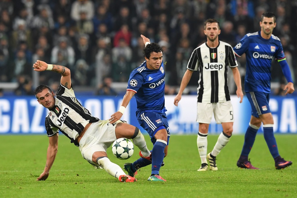 TURIN, ITALY - NOVEMBER 02: Stefano Sturaro (L) of Juventus tackles Rafael of Olympique Lyonnais during the UEFA Champions League Group H match between Juventus and Olympique Lyonnais at Juventus Stadium on November 2, 2016 in Turin, Italy. (Photo by Valerio Pennicino/Getty Images)
