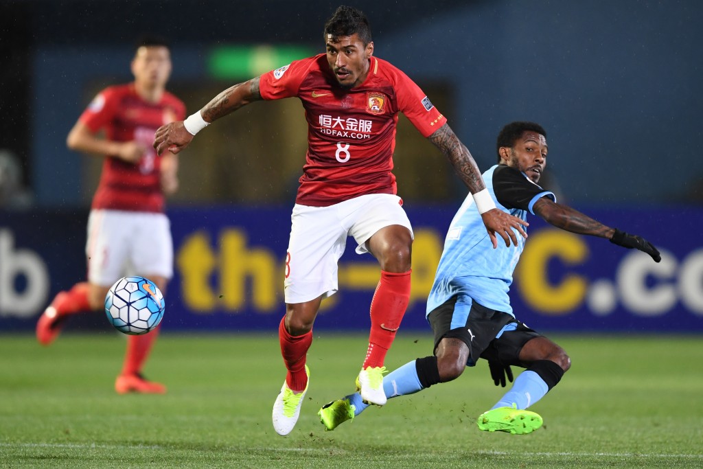 KAWASAKI, JAPAN - APRIL 12: Paulinho of Guangzhou Evergrande and Rhayner Santos Nascimento of Kawasaki Frontale compete for the ball during the AFC Champions League Group G match between Kawasaki Frontale and Guangzhou Evergrande at Kawasaki Todoroki Stadium on April 12, 2017 in Kawasaki, Japan. (Photo by Masashi Hara/Getty Images)