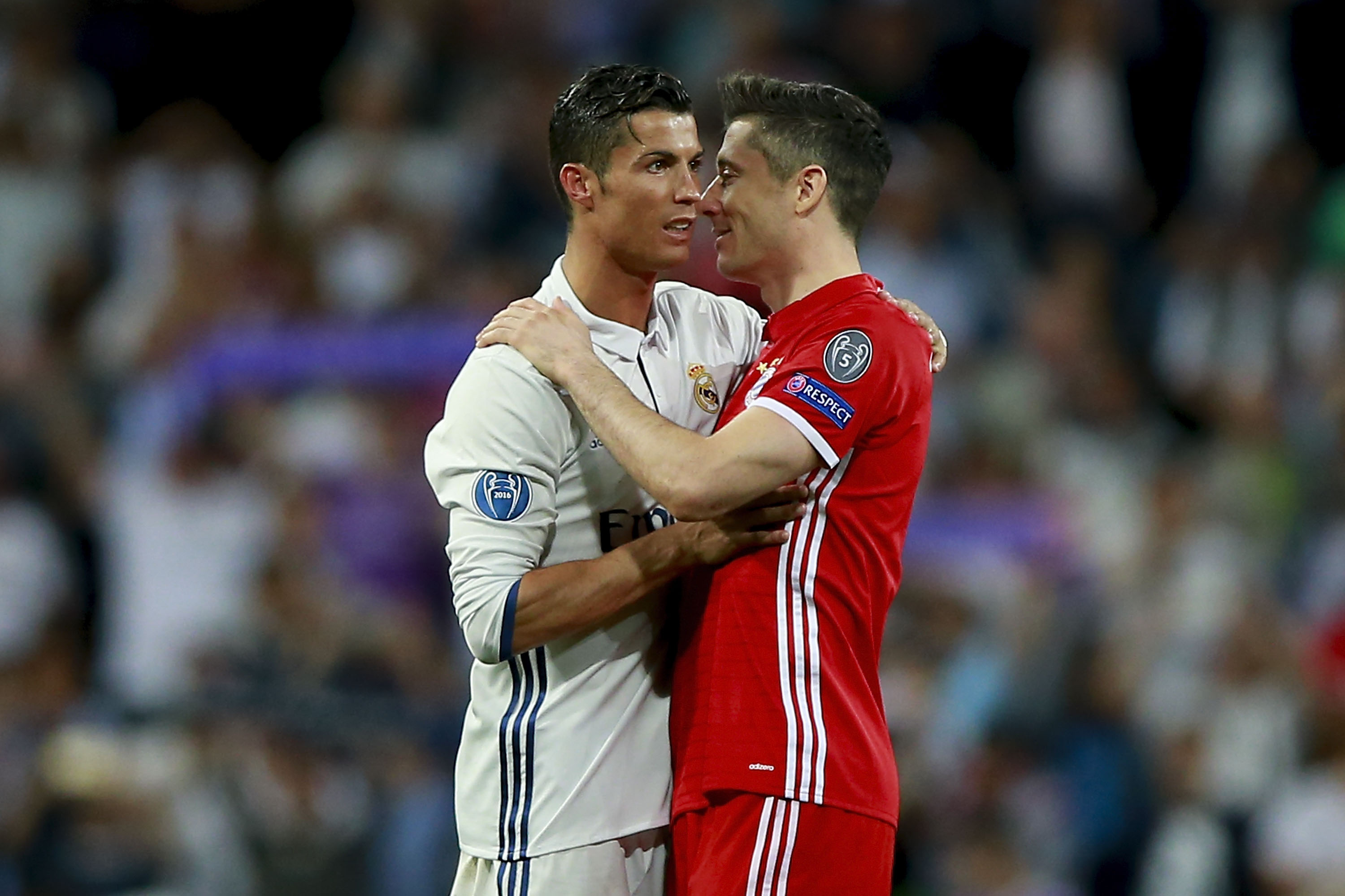 MADRID, SPAIN - APRIL 18: Cristiano Ronaldo (L) of Real Madrid CF clashes hands with Robert Lewandowski (R) of Bayern Muenchen after the UEFA Champions League Quarter Final second leg match between Real Madrid CF and FC Bayern Muenchen at Estadio Santiago Bernabeu on April 18, 2017 in Madrid, Spain. (Photo by Gonzalo Arroyo Moreno/Getty Images)