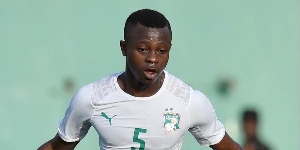 Ivory Coast's midfielder Jean-Michael Seri controls the ball during the 2017 Africa Cup of Nations Group I qualifying football match between Ivory Coast and Sudan, at the Felix Houphouet-Boigny stadium in Abidjan on March 25, 2016. / AFP / ISSOUF SANOGO (Photo credit should read ISSOUF SANOGO/AFP/Getty Images)