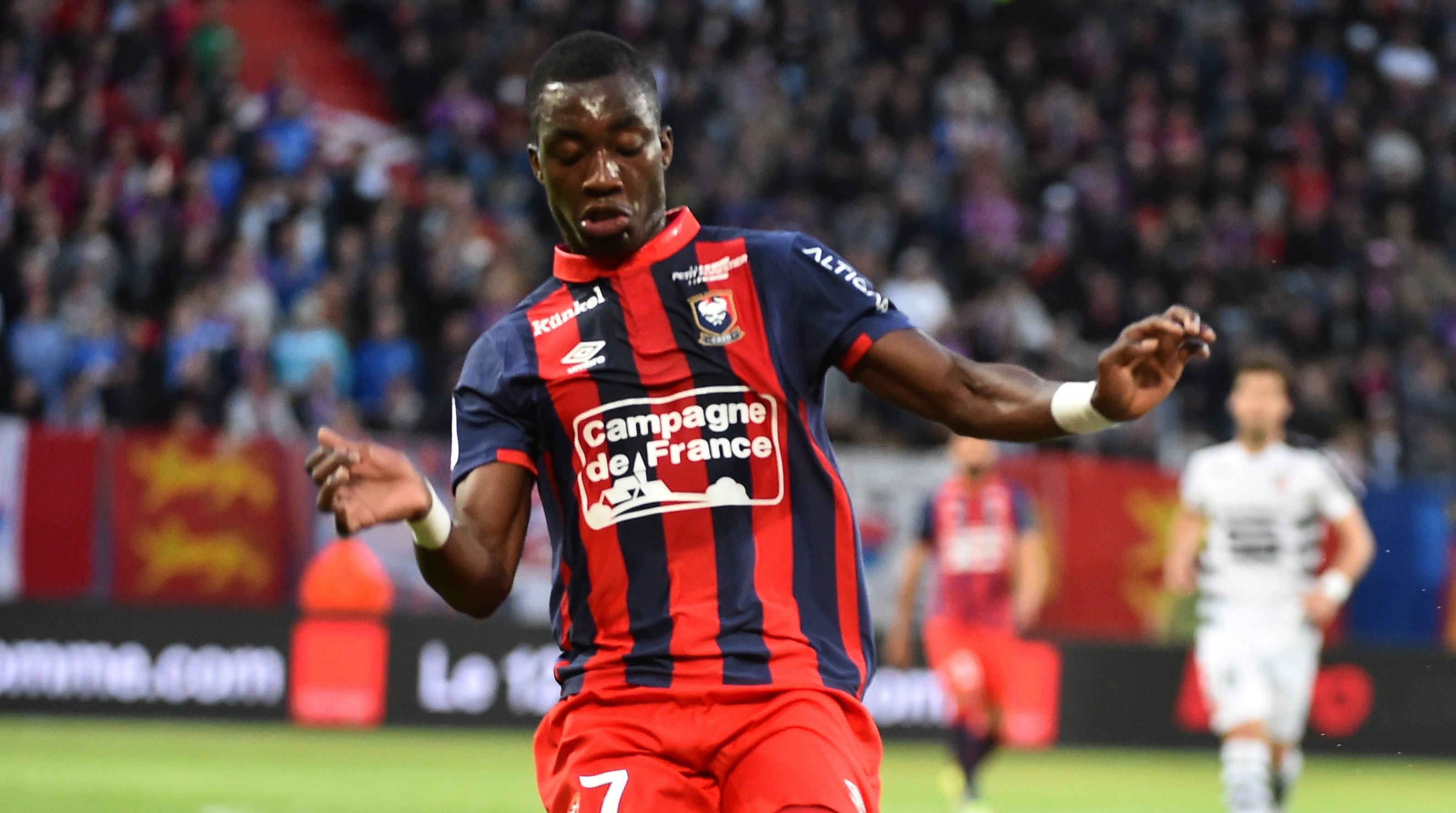 Caen's French forward Yann Karamoh (L) vies with Rennes' Algerian defender Ramy Bensebaini (R) during the French L1 football match between Caen (SM Caen) and Rennes (Stade Rennais FC), on May 14, 2017, at the Michel d'Ornano stadium, in Caen, northwestern France. / AFP PHOTO / JEAN-FRANCOIS MONIER (Photo credit should read JEAN-FRANCOIS MONIER/AFP/Getty Images)