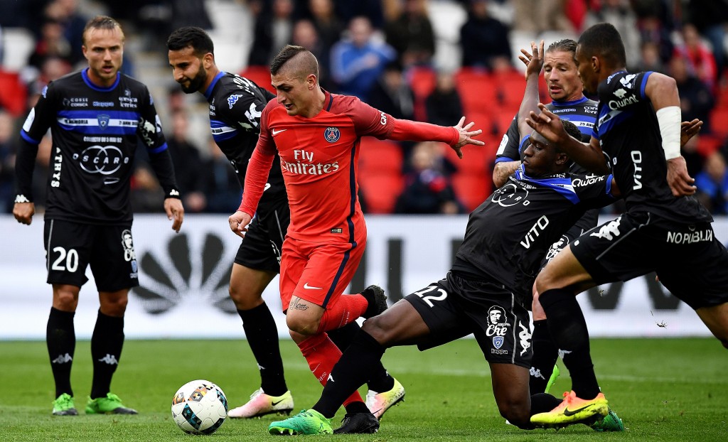 Bastia's Malian midfielder Abdoulaye Keita (R) vies with Paris Saint-Germain's Italian midfielder Marco Verratti (C) during the French L1 football match between Paris Saint-Germain and Bastia at the Parc des Princes stadium in Paris, on May 6, 2017. / AFP PHOTO / FRANCK FIFE (Photo credit should read FRANCK FIFE/AFP/Getty Images)