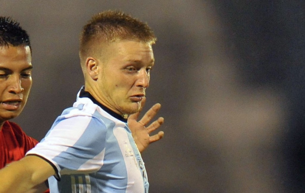 Argentina`s player Santiago Ascacibar Foyth vies for the ball with Peru`s player Martin Tavara during their South American Championship U-20 football match in the Olimpico stadium in Ibarra, Ecuador on January 19, 2017. / AFP / JUAN CEVALLOS (Photo credit should read JUAN CEVALLOS/AFP/Getty Images)