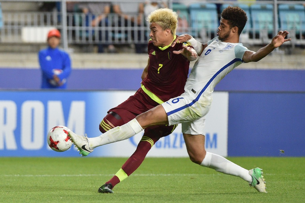Venezuela's forward Adalberto Penaranda Maestre (L) and England's defender Jake Clarke-Salter compete for the ball during the U-20 World Cup final football match between England and Venezuela in Suwon on June 11, 2017. / AFP PHOTO / KIM DOO-HO (Photo credit should read KIM DOO-HO/AFP/Getty Images)